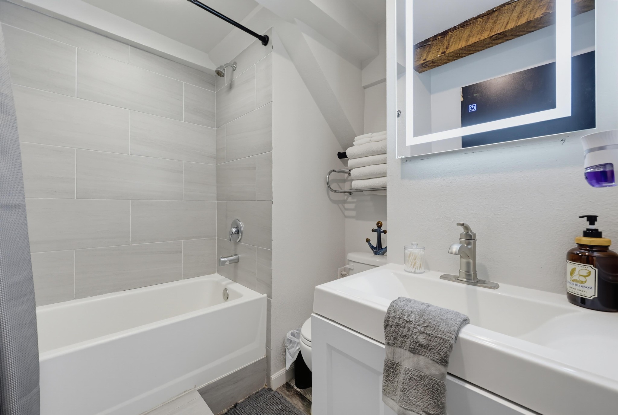 Virtual tour photo 99 of 111 for 2524-26 Horton Ave