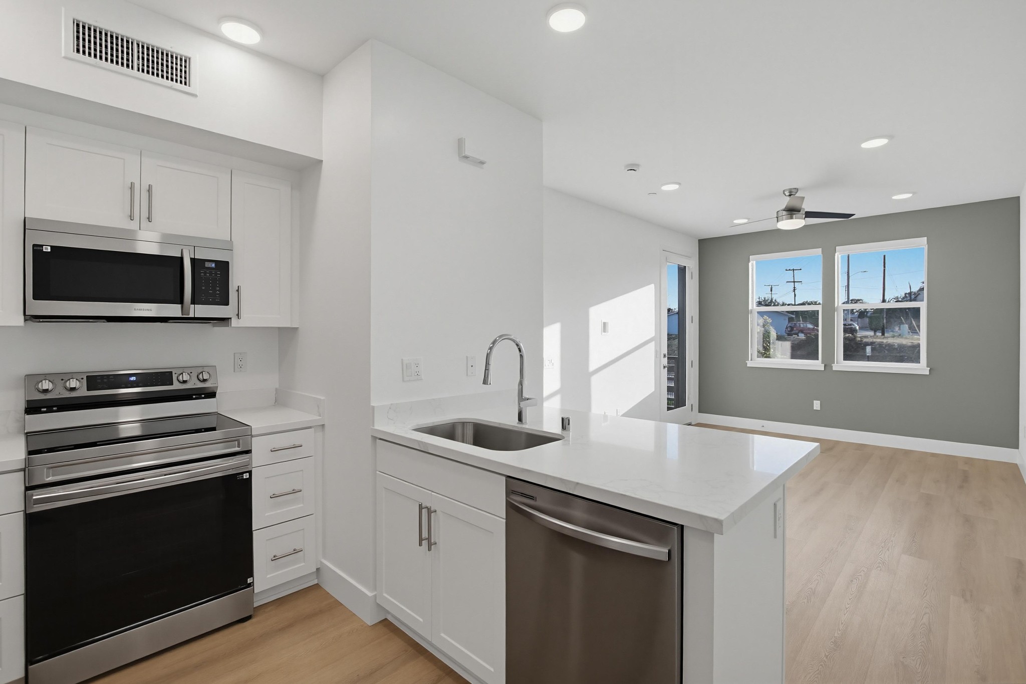 Virtual tour photo 5 of 27 for 2542 Ridgeway Dr #1208