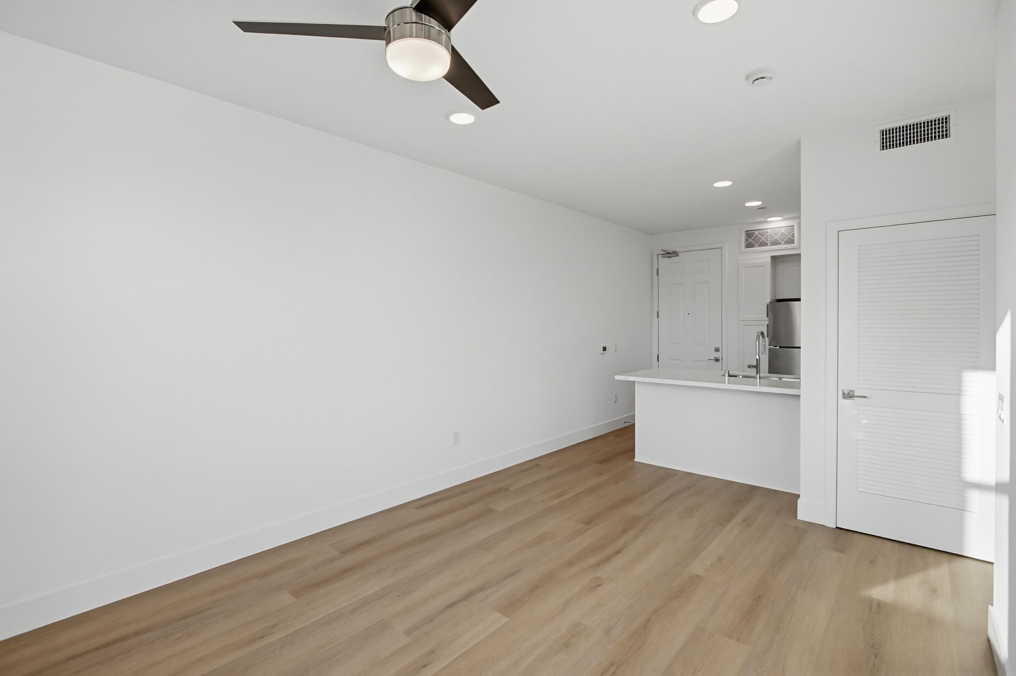 Virtual tour photo 12 of 27 for 2542 Ridgeway Dr #1208