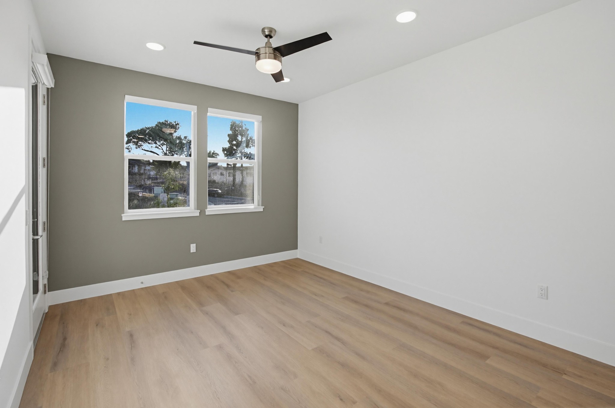 Virtual tour photo 13 of 27 for 2542 Ridgeway Dr #1208