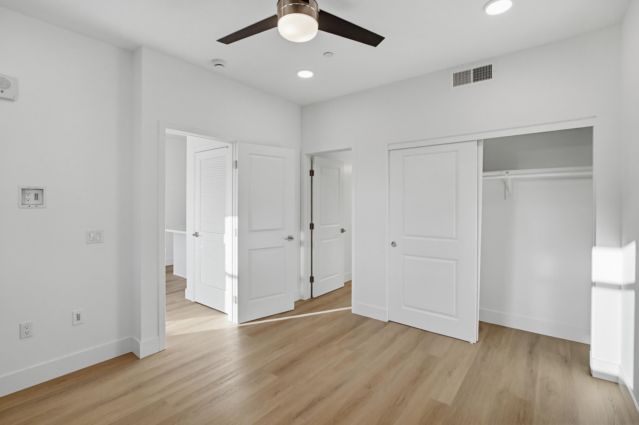 Virtual tour photo 17 of 27 for 2542 Ridgeway Dr #1208