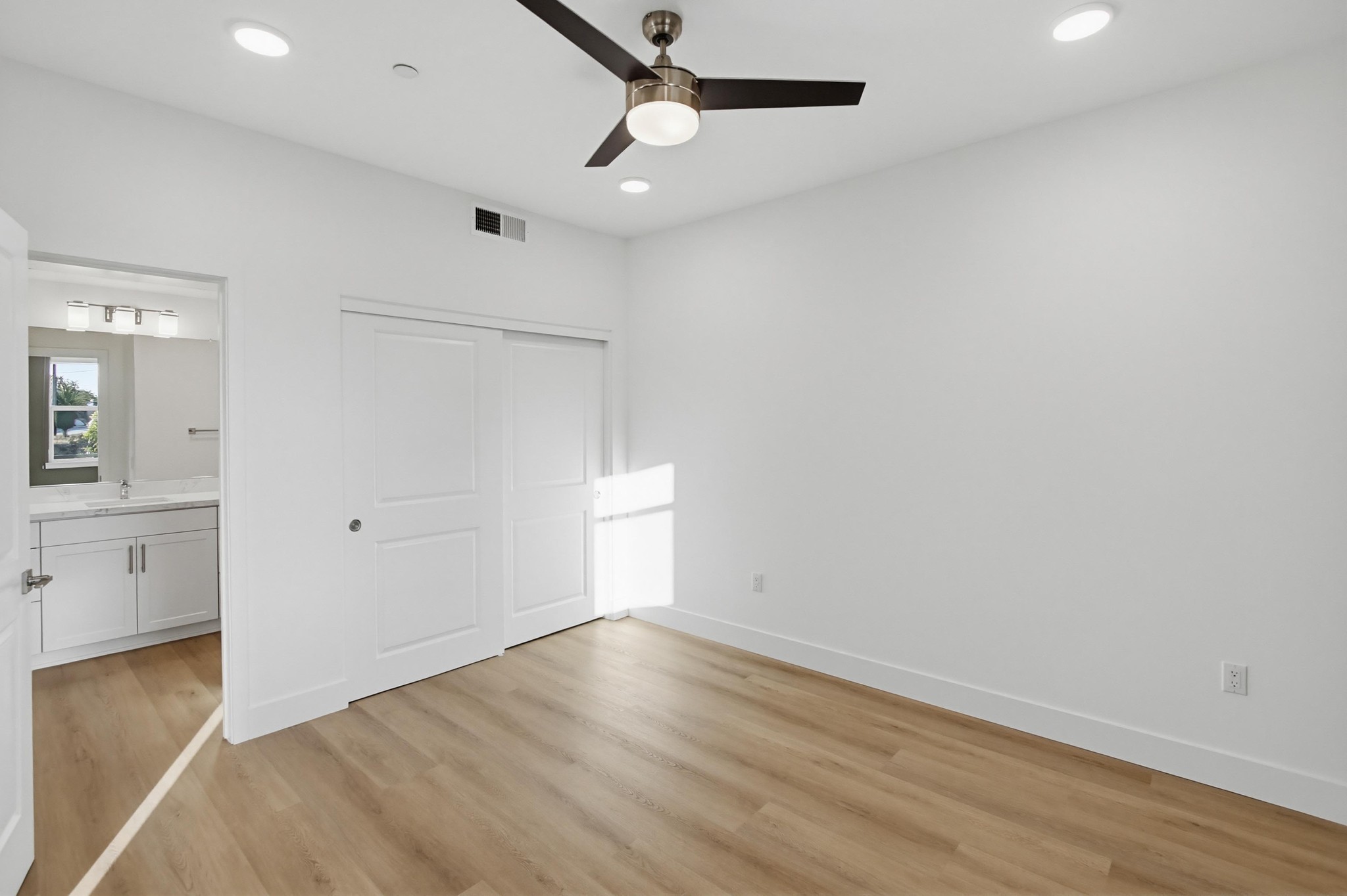 Virtual tour photo 18 of 27 for 2542 Ridgeway Dr #1208
