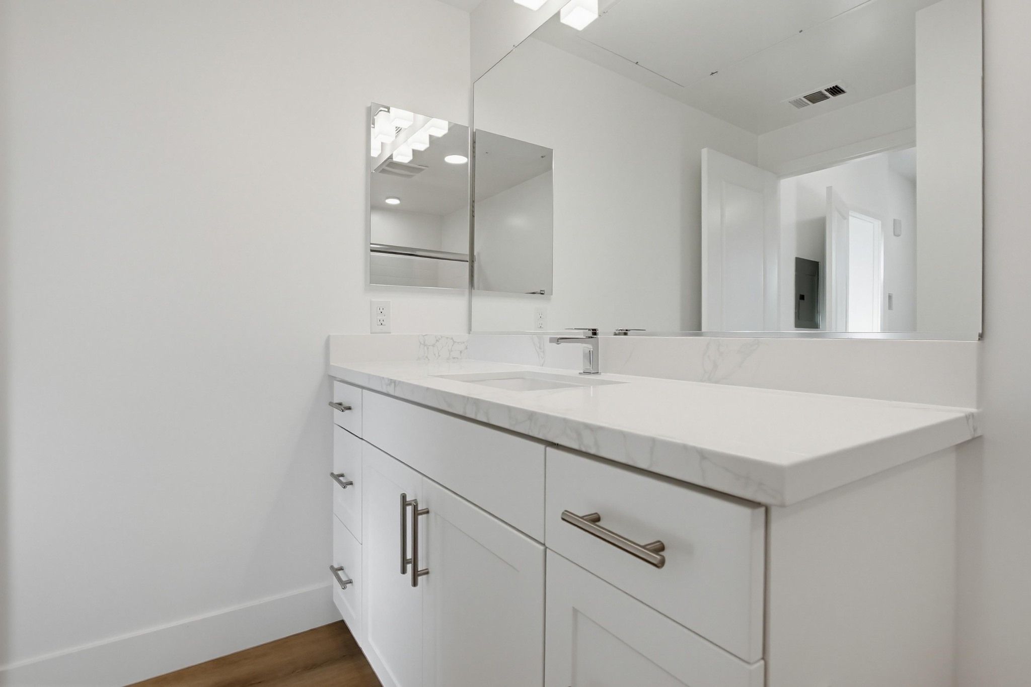 Virtual tour photo 21 of 27 for 2542 Ridgeway Dr #1208