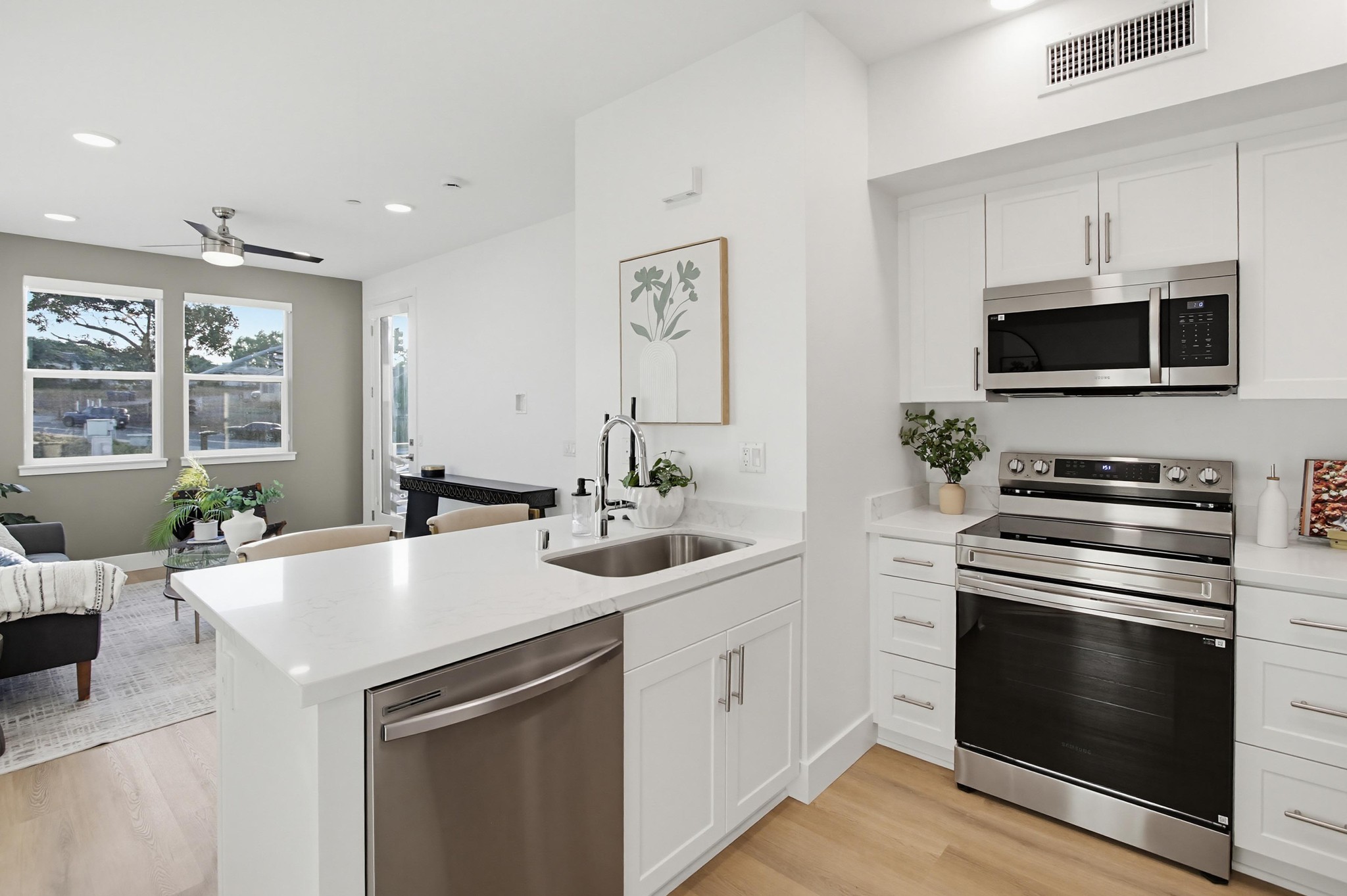 Virtual tour photo 5 of 25 for 2542 Ridgeway Dr #1209