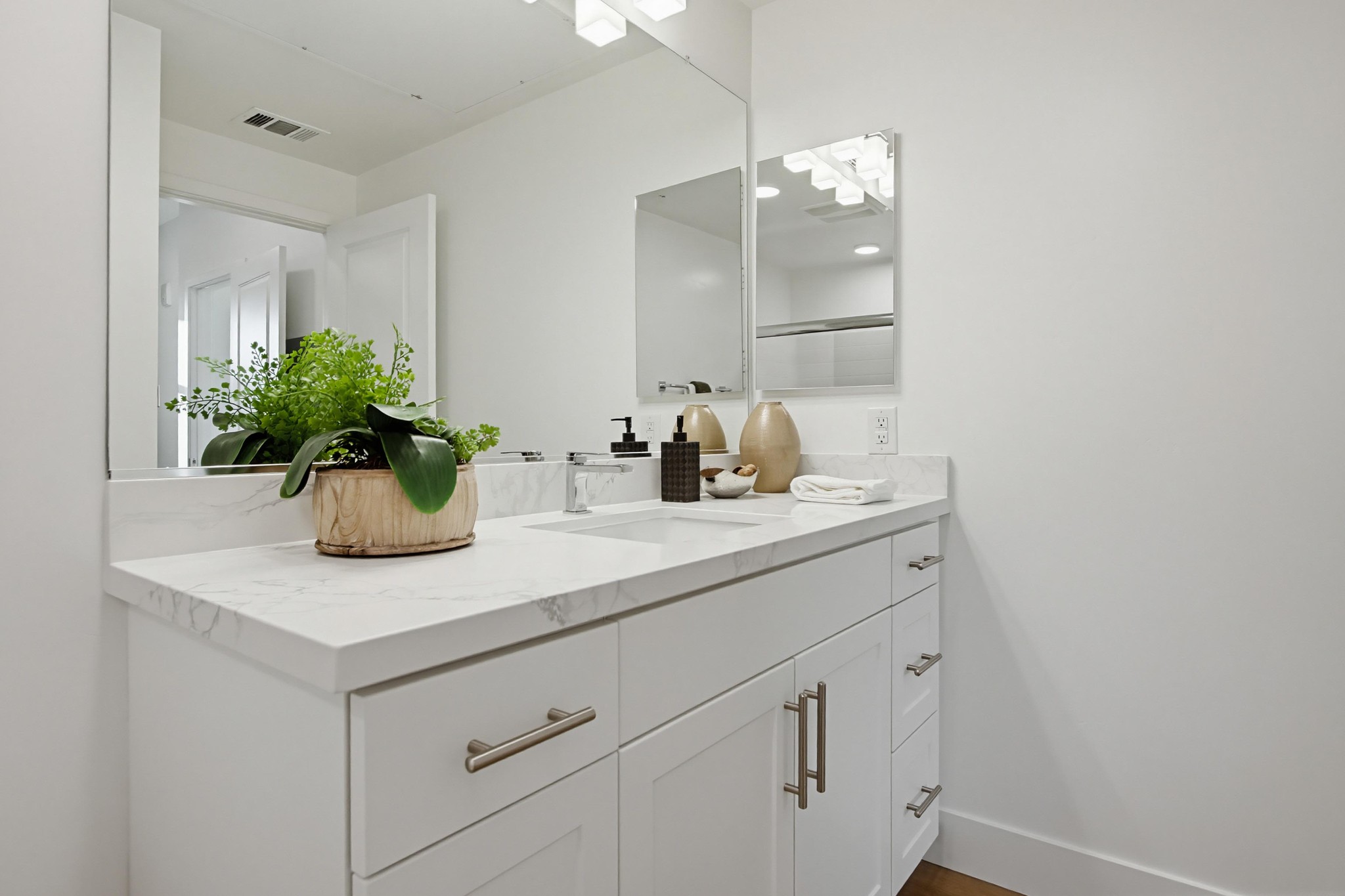 Virtual tour photo 20 of 25 for 2542 Ridgeway Dr #1209
