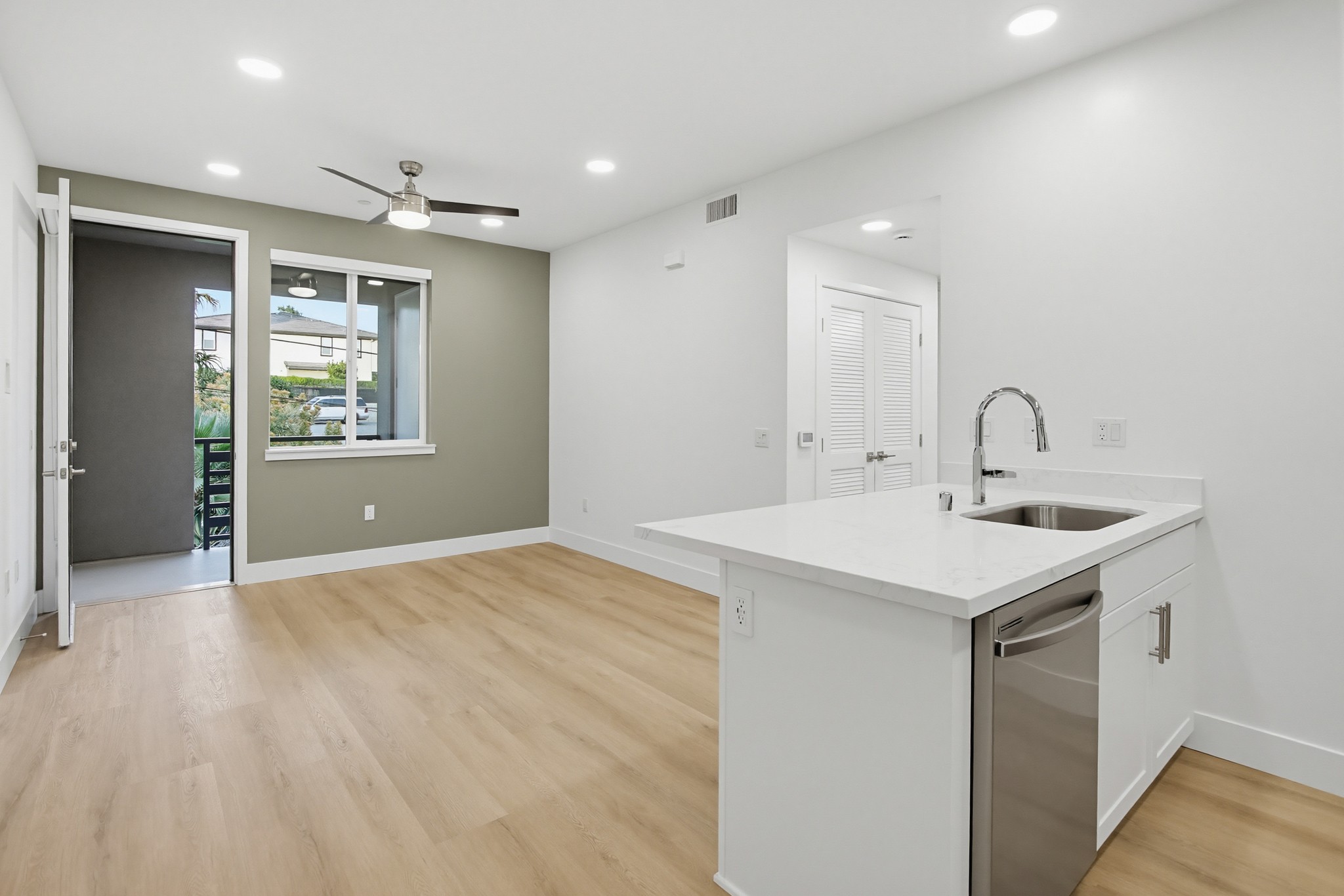 Virtual tour photo 3 of 23 for 2542 Ridgeway Dr #1205