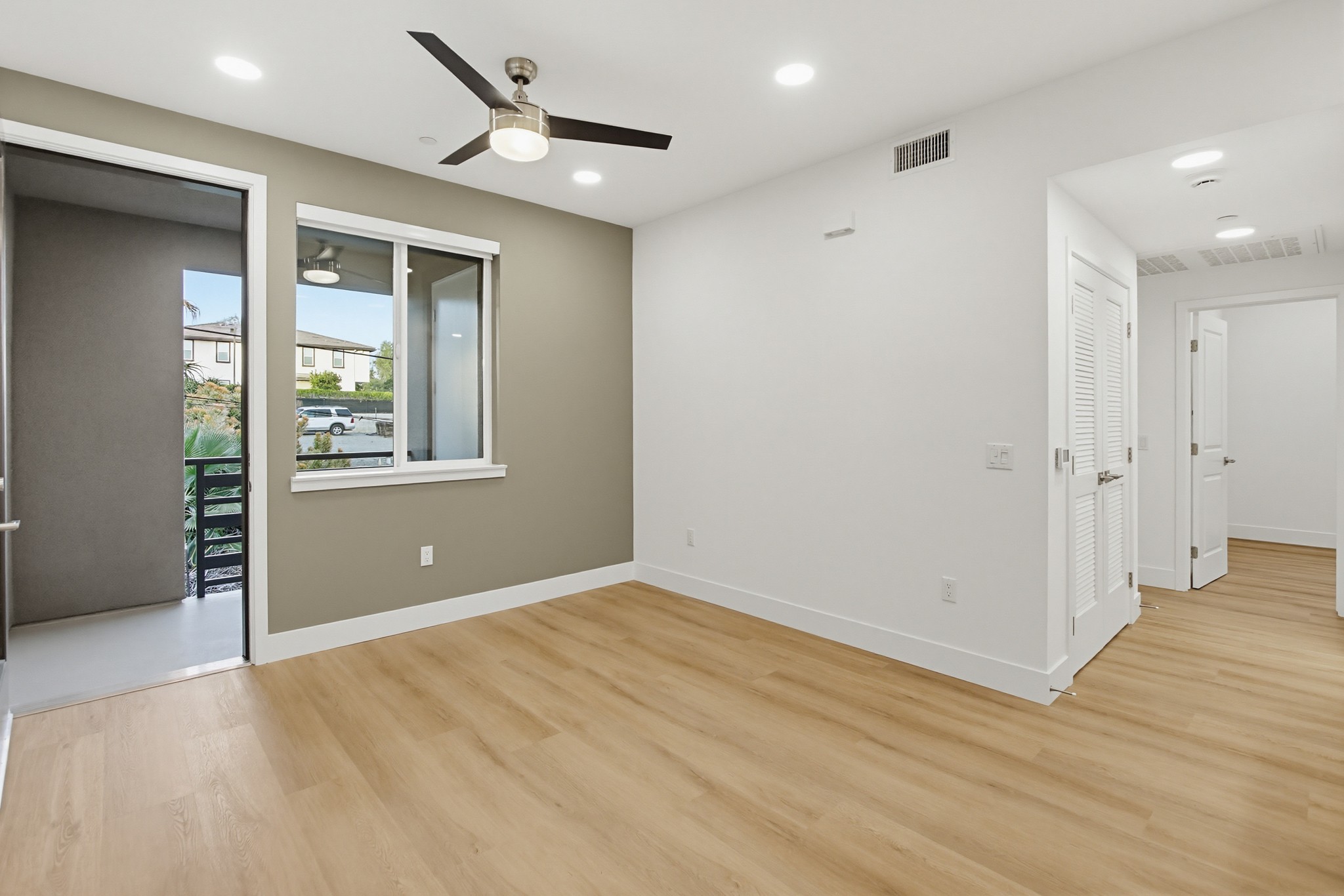Virtual tour photo 4 of 23 for 2542 Ridgeway Dr #1205