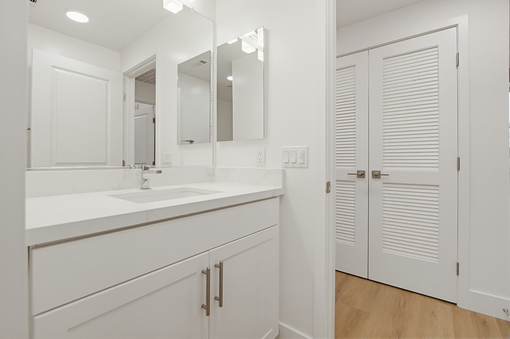 Virtual tour photo 13 of 23 for 2542 Ridgeway Dr #1205