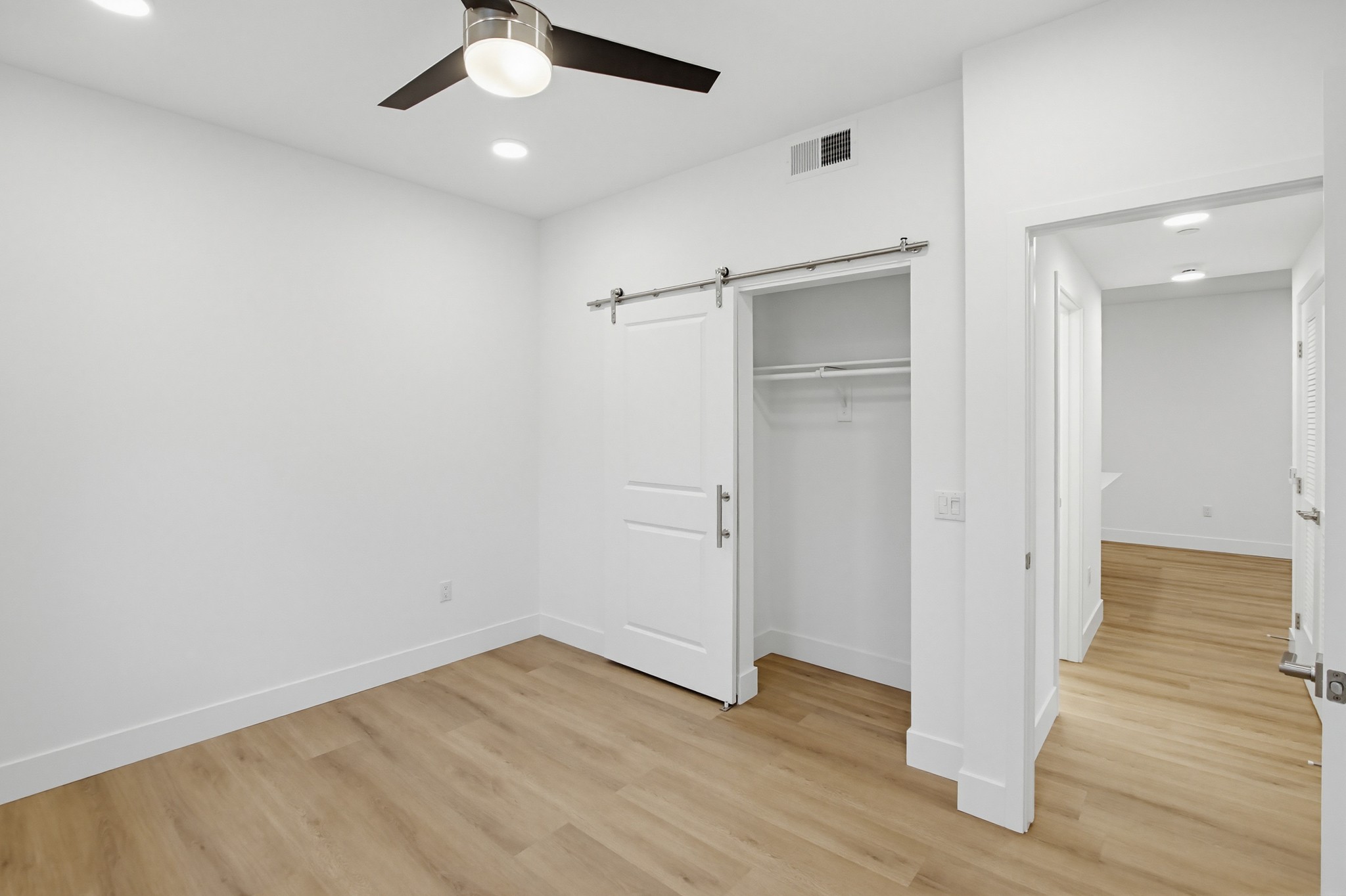 Virtual tour photo 16 of 23 for 2542 Ridgeway Dr #1205