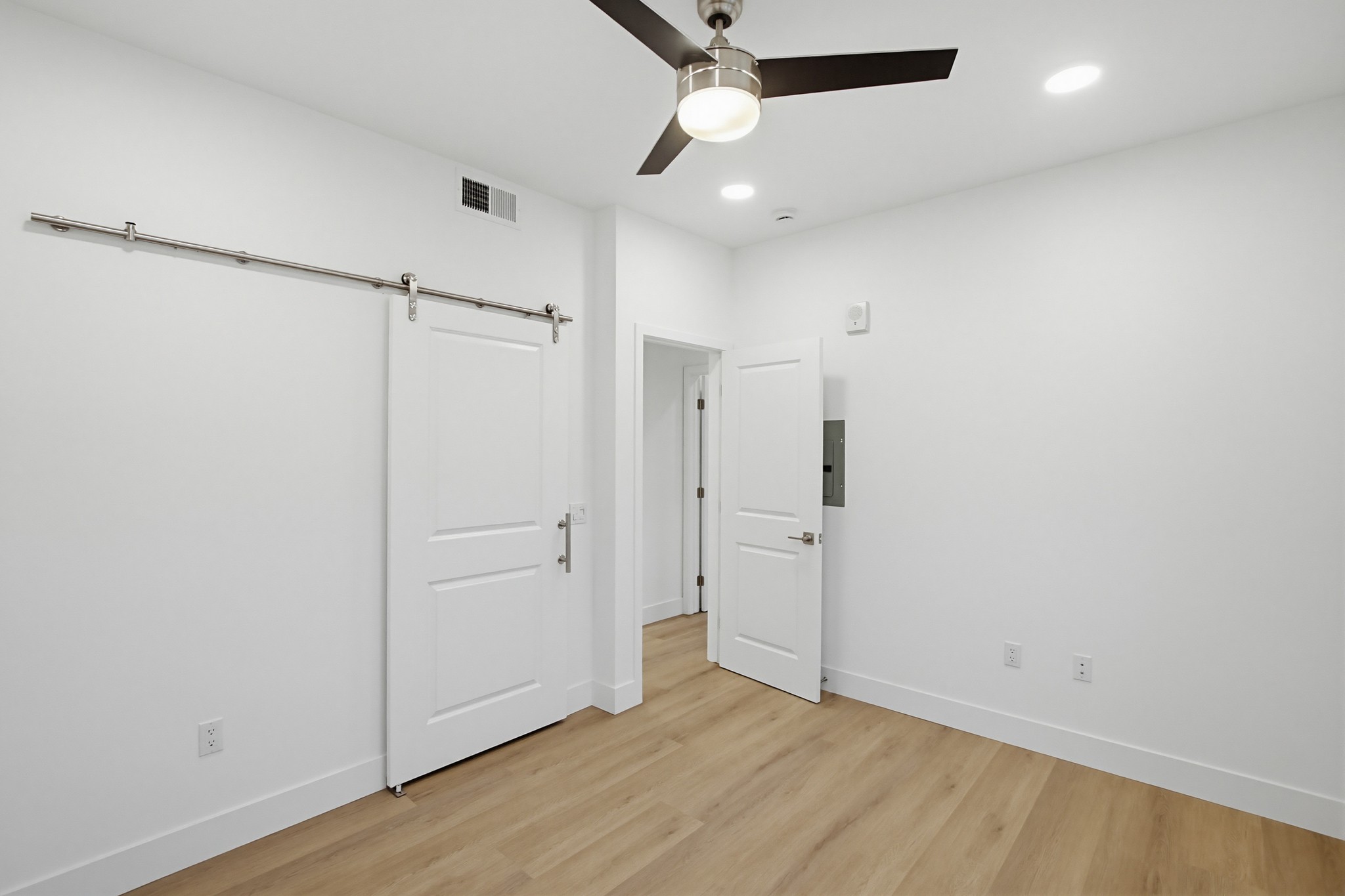 Virtual tour photo 17 of 23 for 2542 Ridgeway Dr #1205