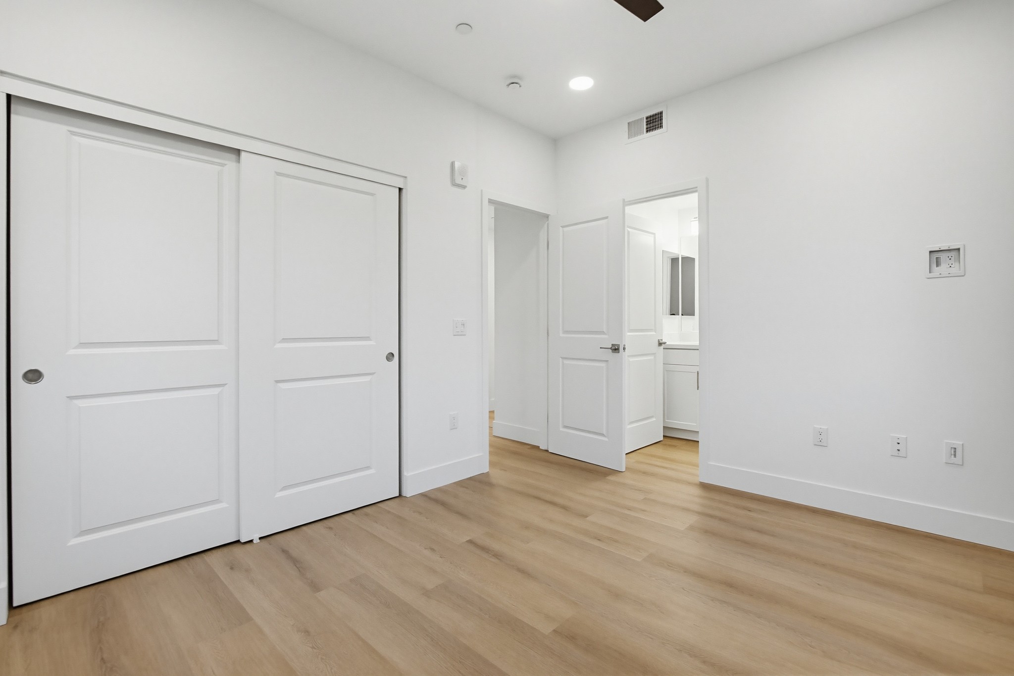 Virtual tour photo 20 of 23 for 2542 Ridgeway Dr #1205