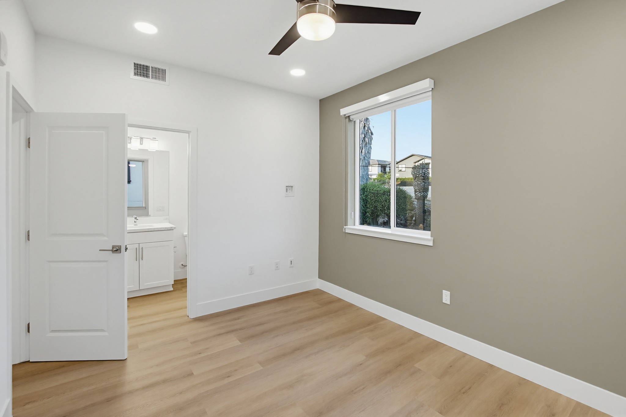 Virtual tour photo 21 of 23 for 2542 Ridgeway Dr #1205