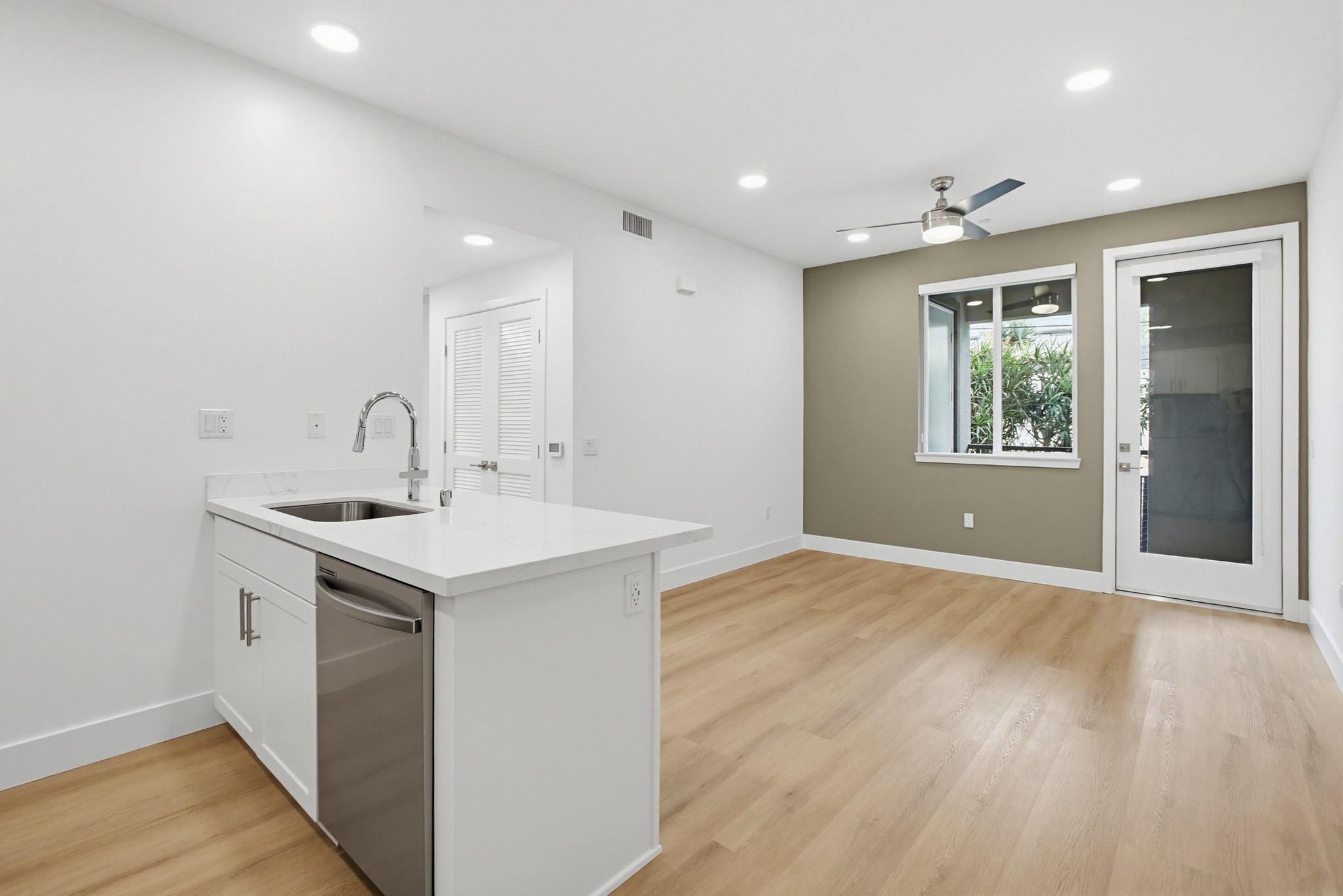 Virtual tour photo 8 of 35 for 2554 Ridgeway Dr #2201