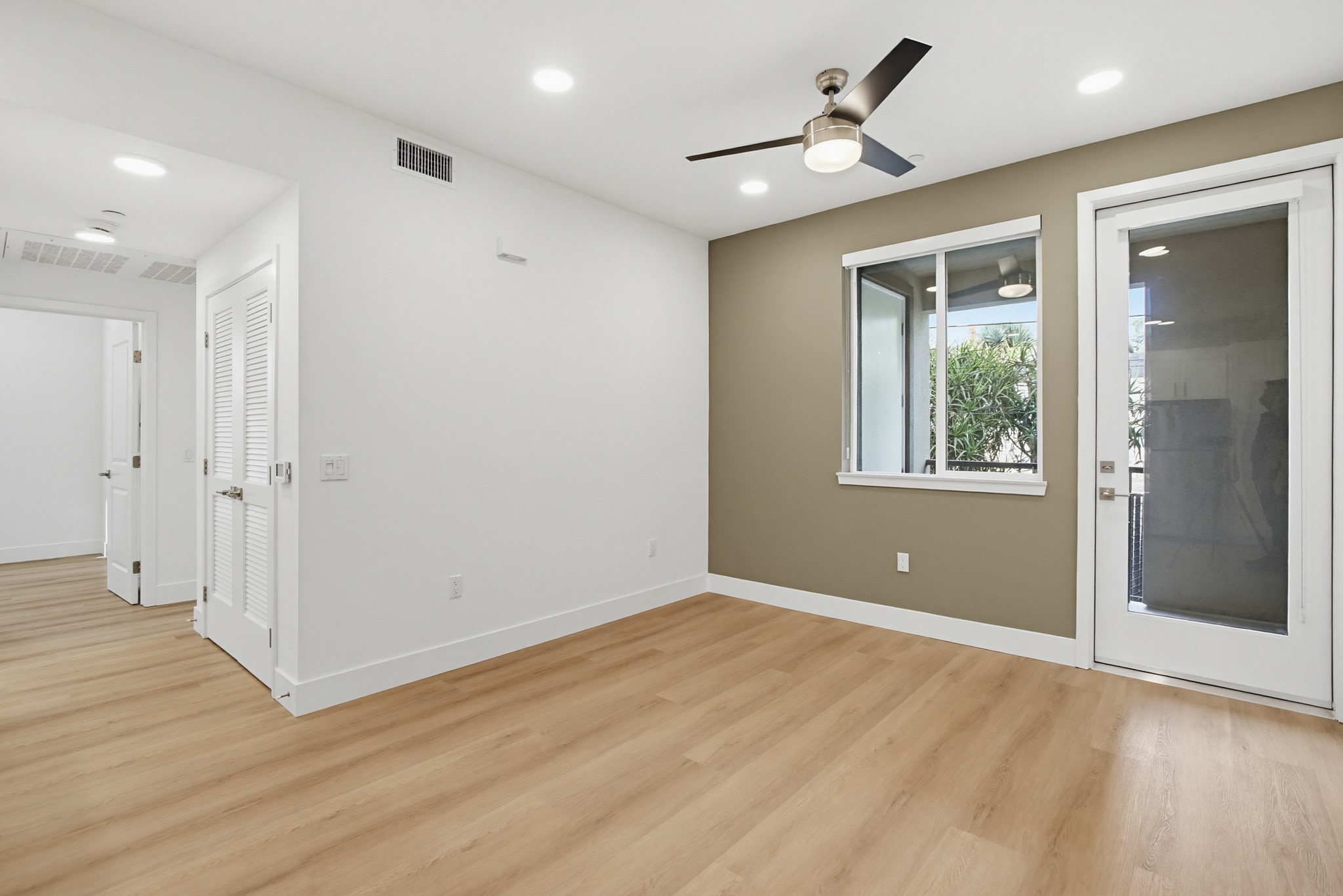 Virtual tour photo 9 of 35 for 2554 Ridgeway Dr #2201