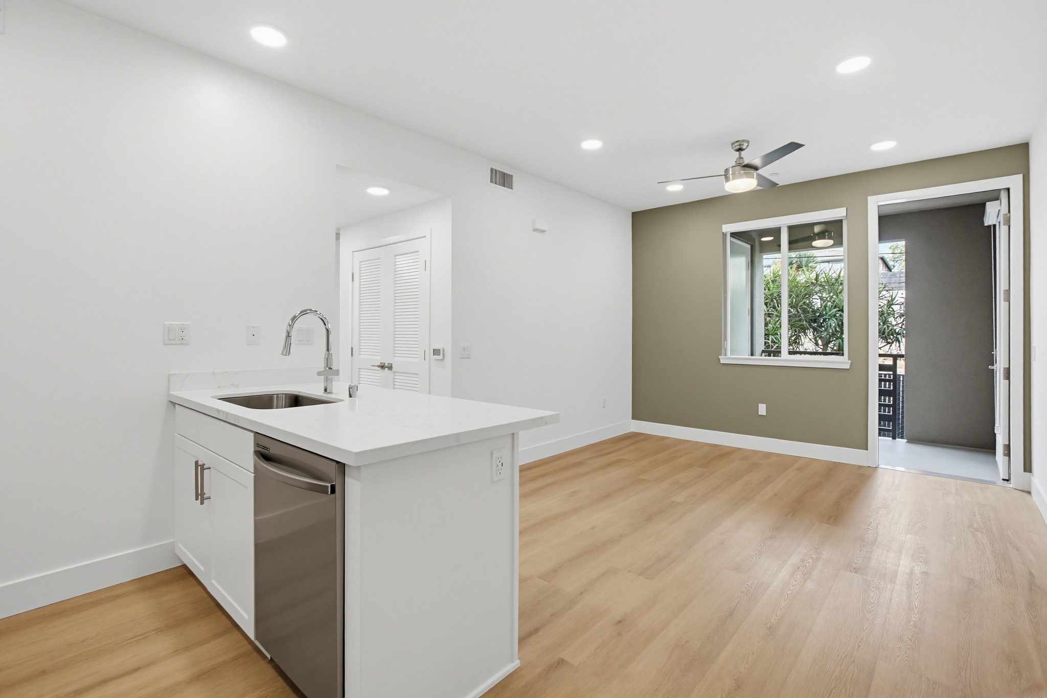 Virtual tour photo 10 of 35 for 2554 Ridgeway Dr #2201