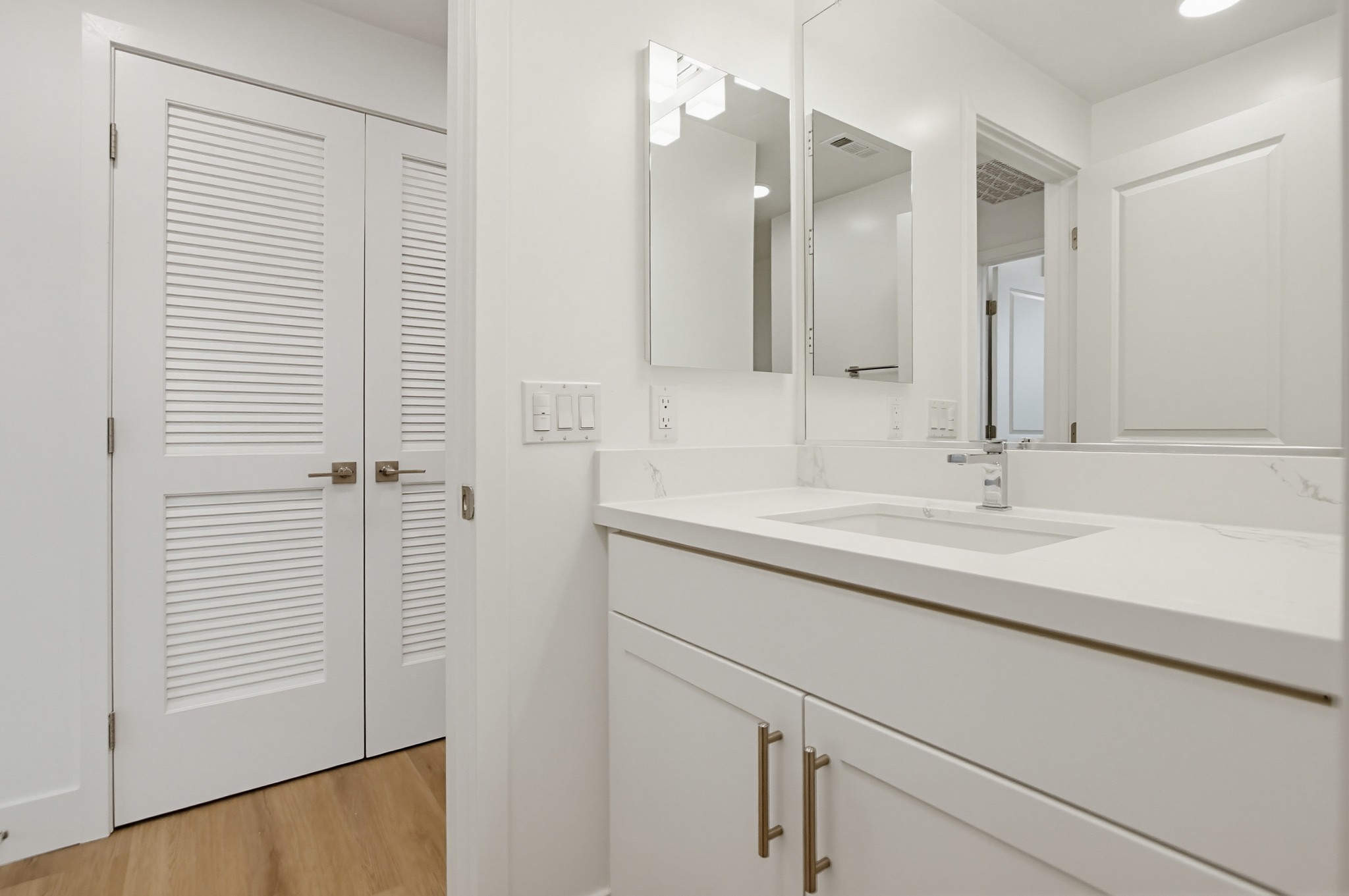 Virtual tour photo 25 of 35 for 2554 Ridgeway Dr #2201