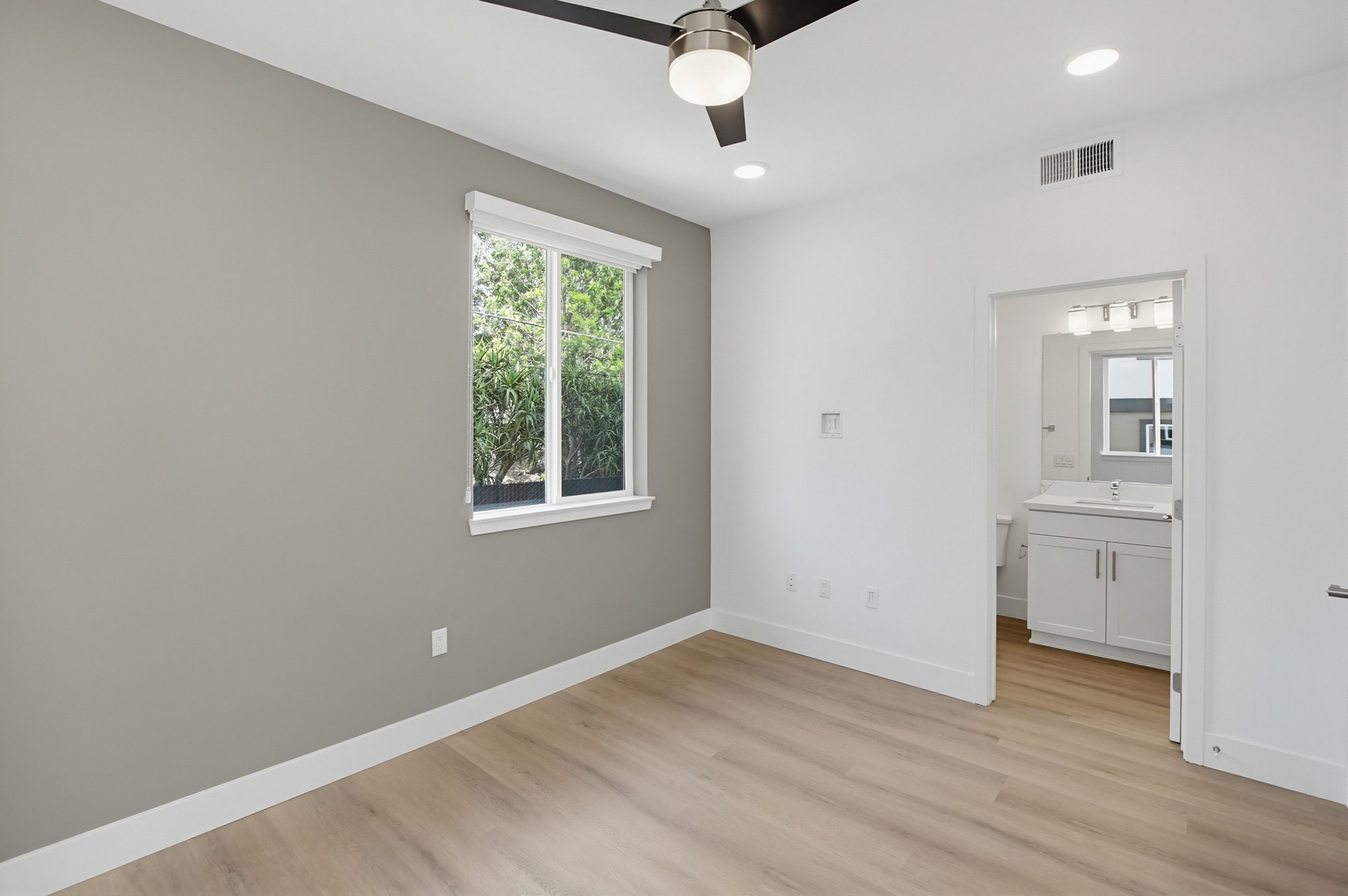 Virtual tour photo 32 of 35 for 2554 Ridgeway Dr #2201
