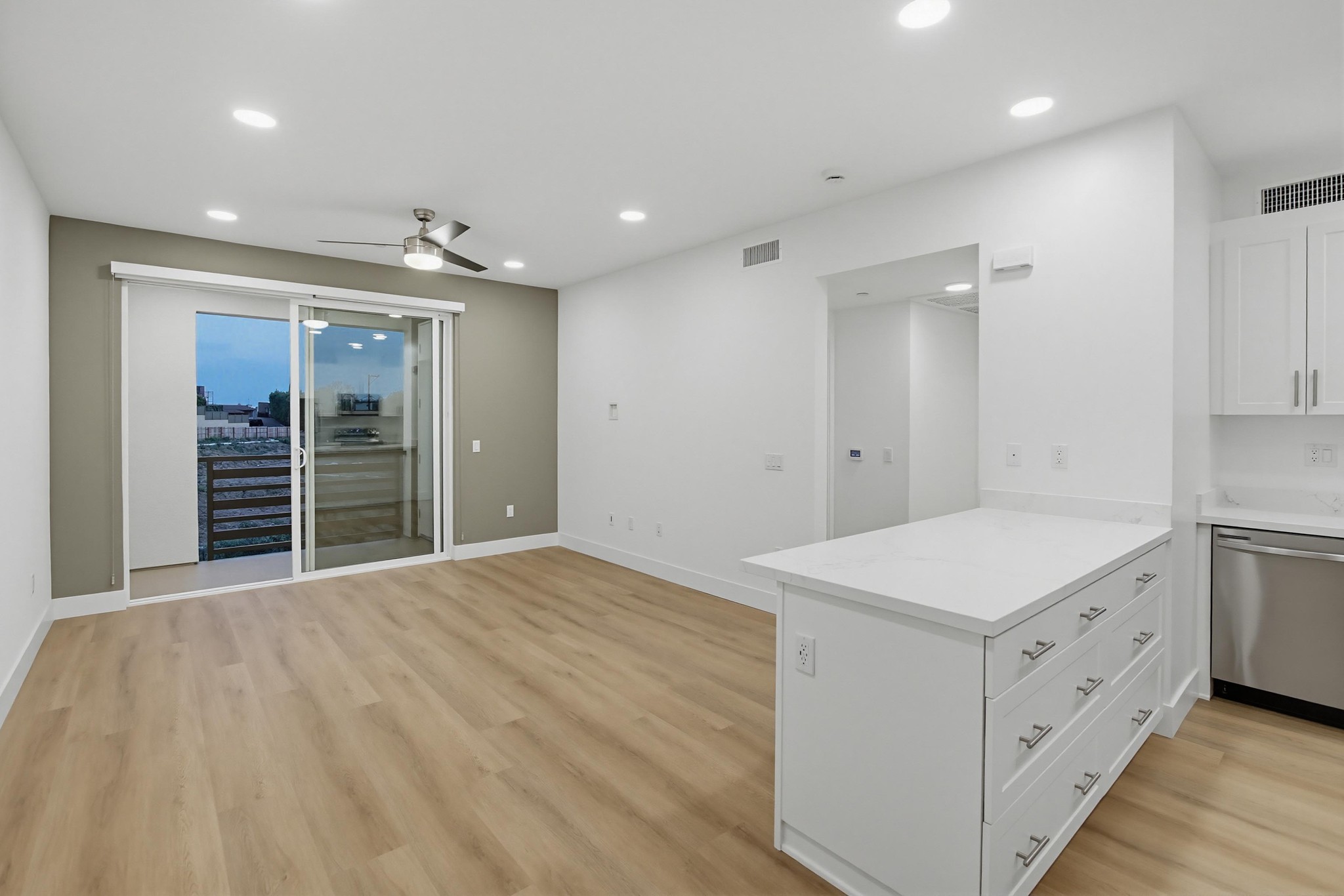 Virtual tour photo 4 of 24 for 2546 Ridgeway Dr #3303