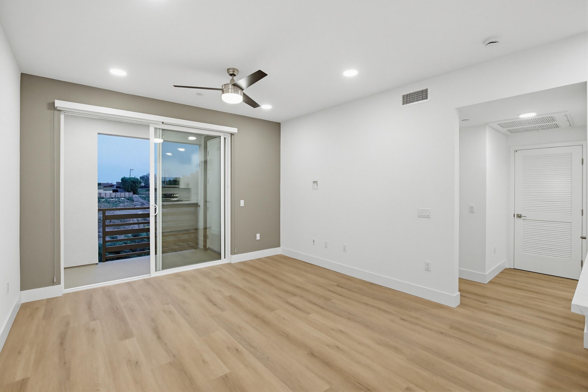 Virtual tour photo 9 of 24 for 2546 Ridgeway Dr #3303