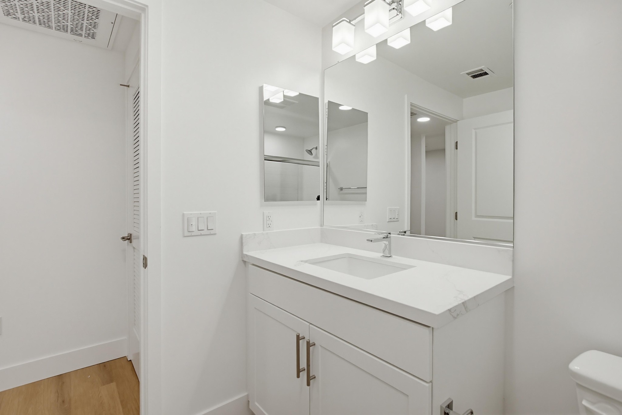 Virtual tour photo 15 of 24 for 2546 Ridgeway Dr #3303