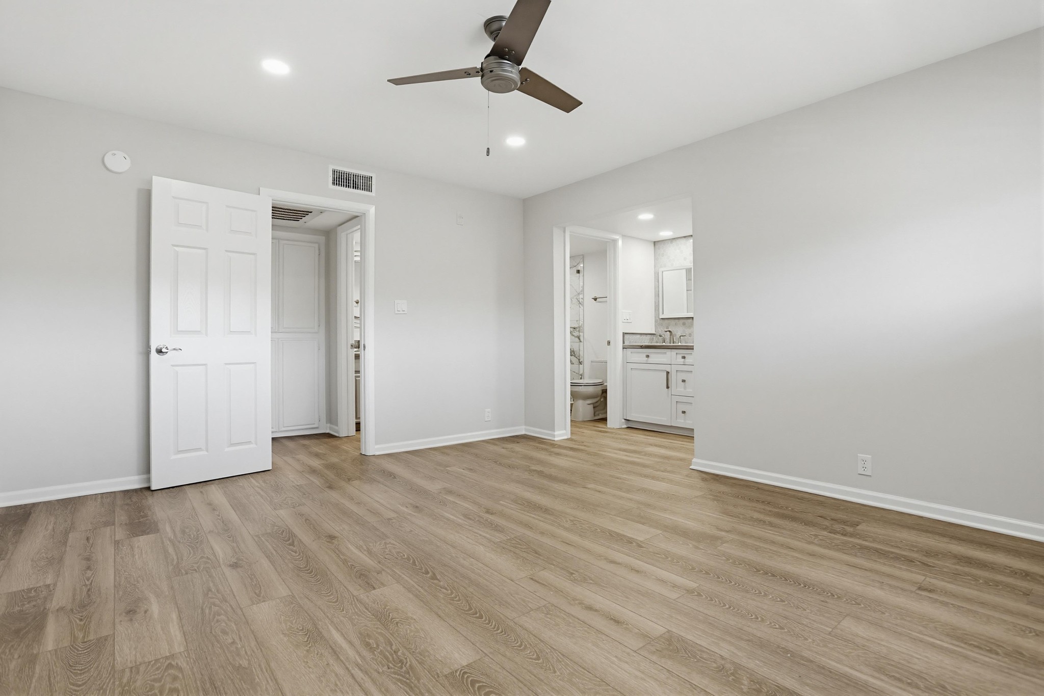 Virtual tour photo 22 of 36 for 2564 Navarra Dr #26