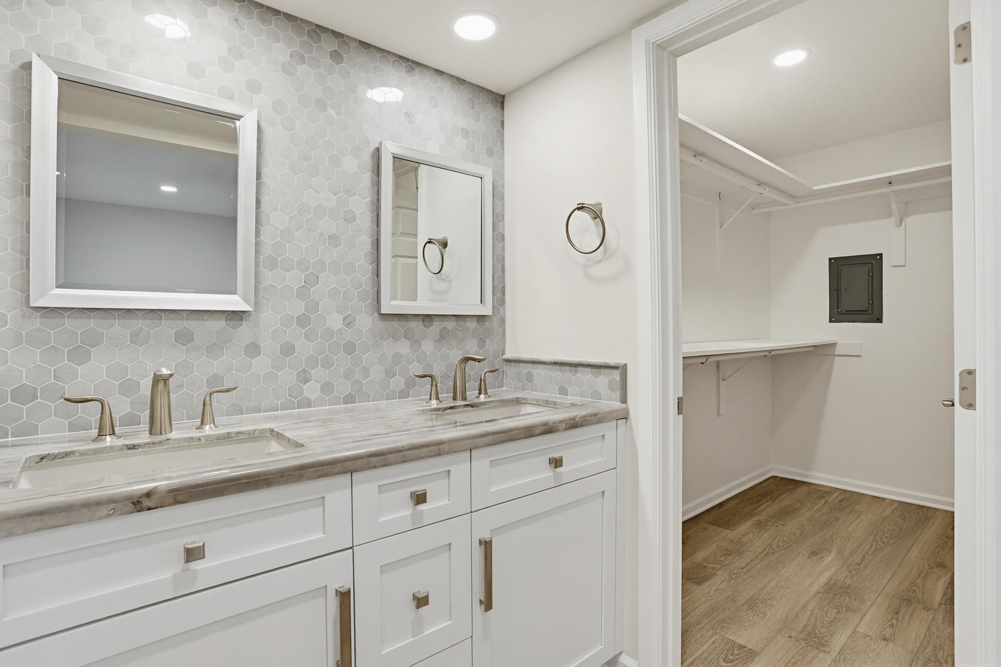 Virtual tour photo 24 of 36 for 2564 Navarra Dr #26