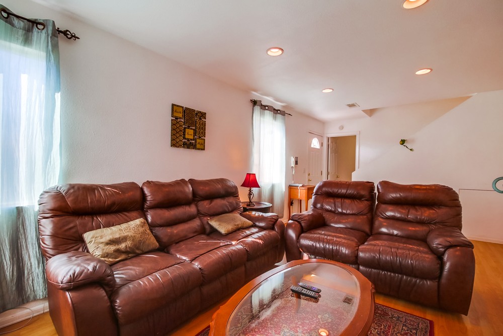 Virtual tour photo 17 of 41 for 2572 Broadway