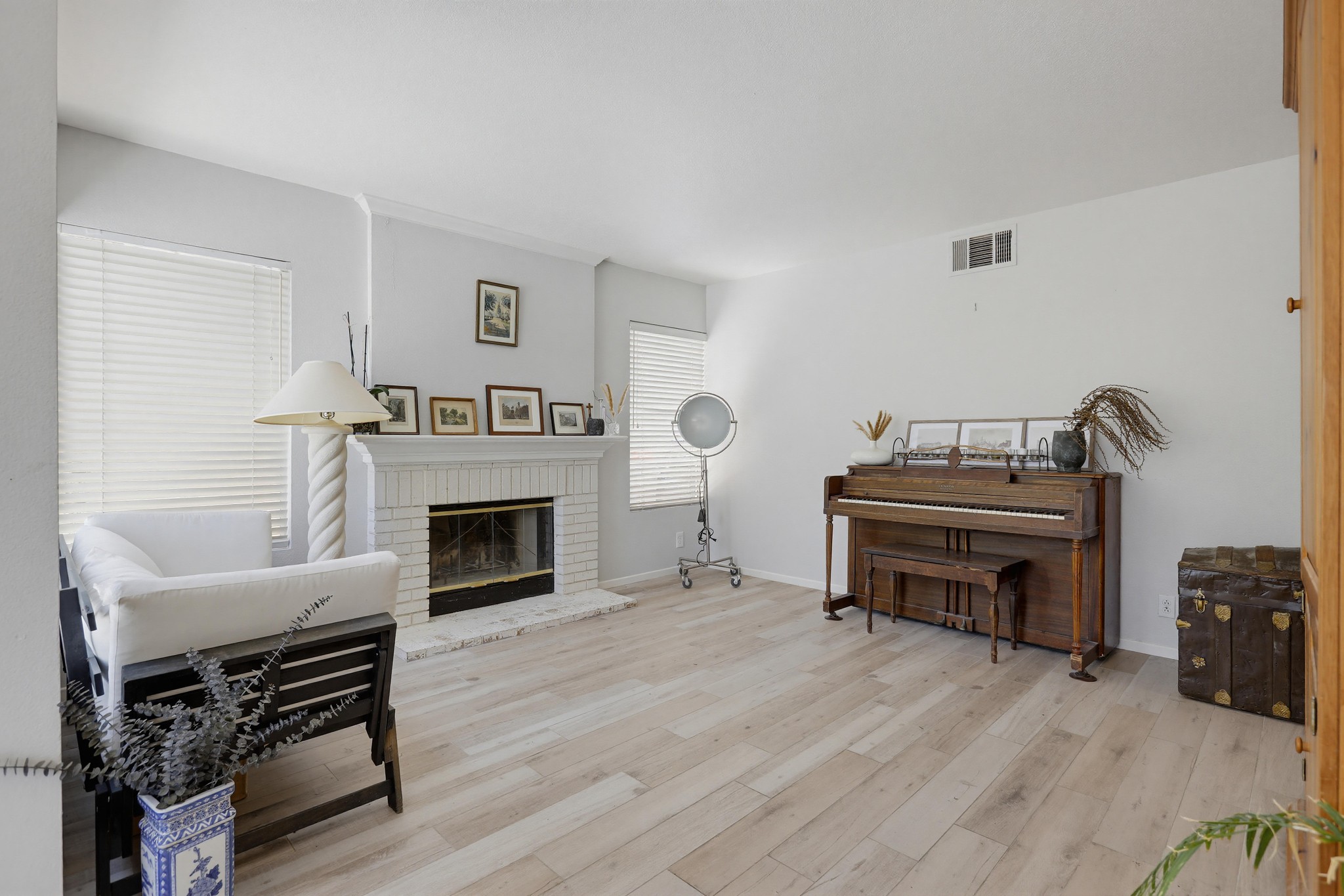 Virtual tour photo 27 of 56 for 25851 Miramonte Dr