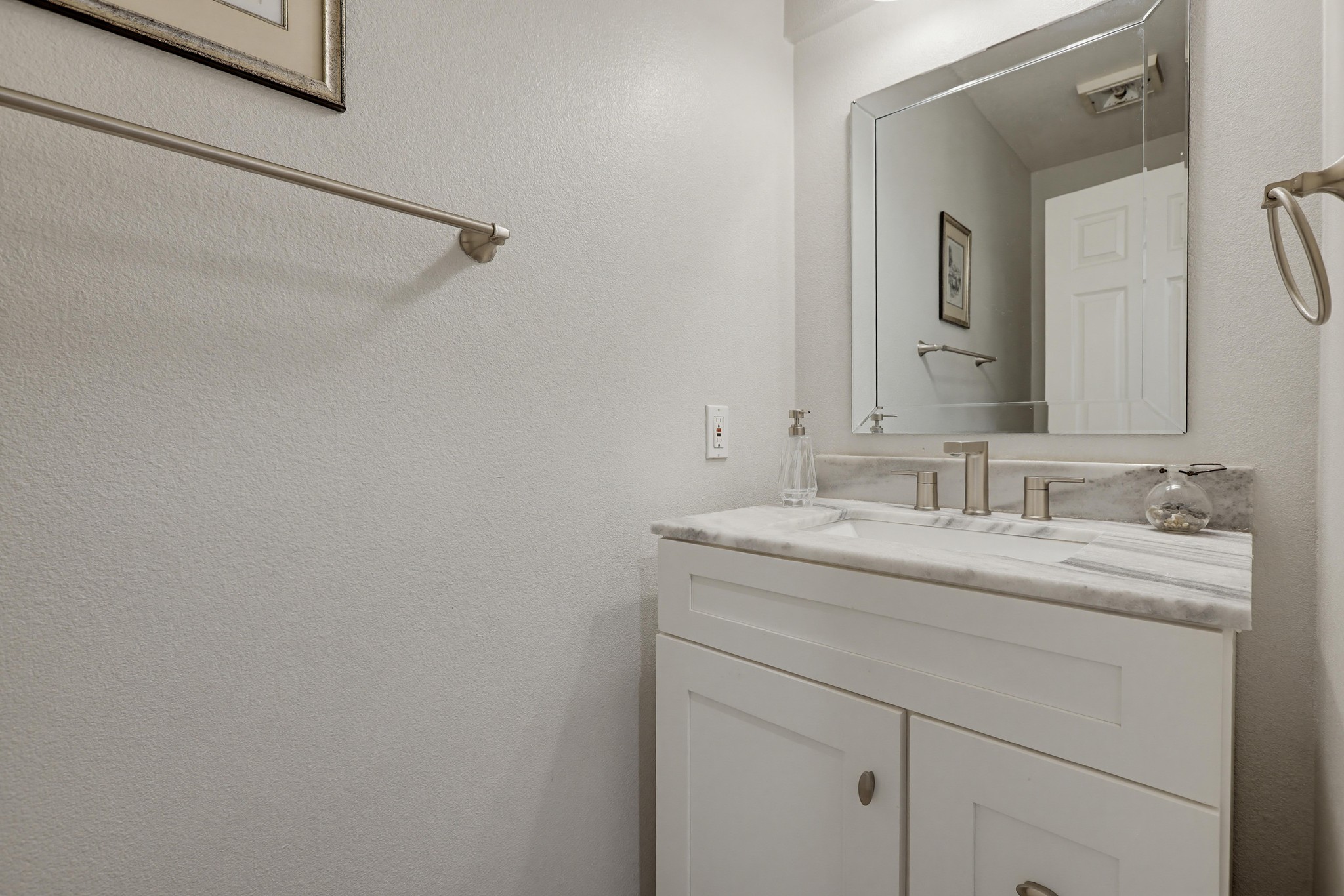 Virtual tour photo 31 of 56 for 25851 Miramonte Dr