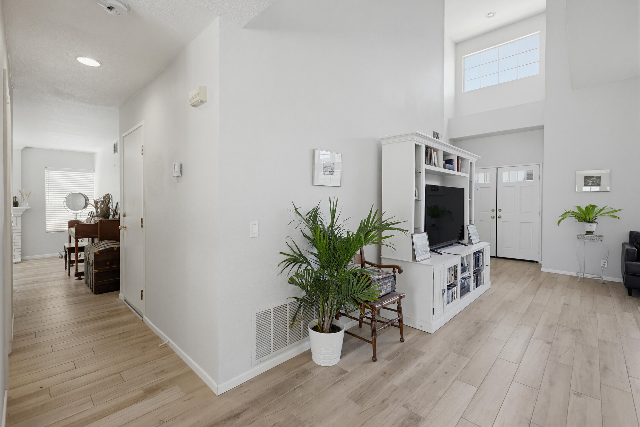 Virtual tour photo 32 of 56 for 25851 Miramonte Dr