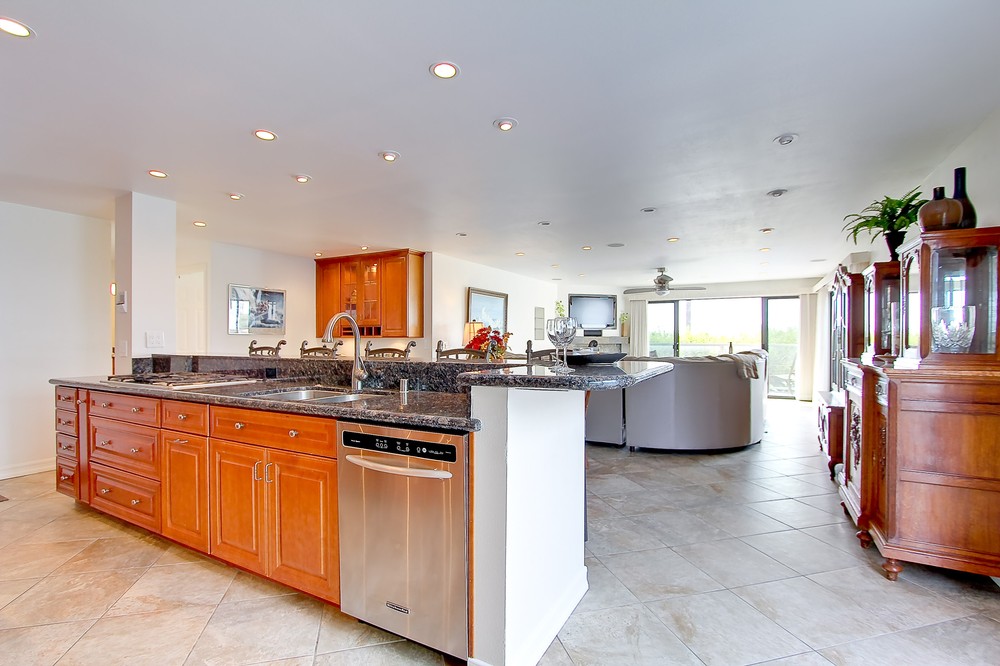Virtual tour photo 7 of 37 for 2595 Ocean Front Walk #1