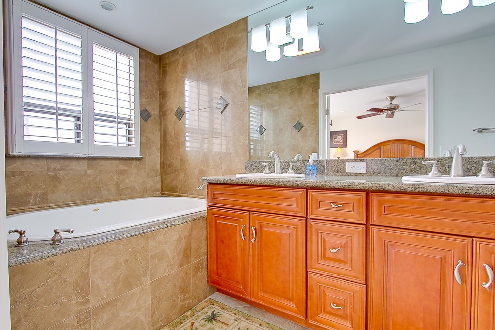 Virtual tour photo 18 of 37 for 2595 Ocean Front Walk #1