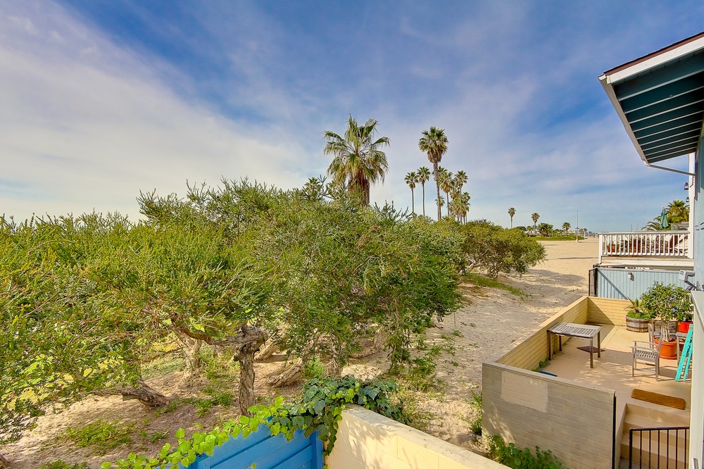 Virtual tour photo 31 of 37 for 2595 Ocean Front Walk #1