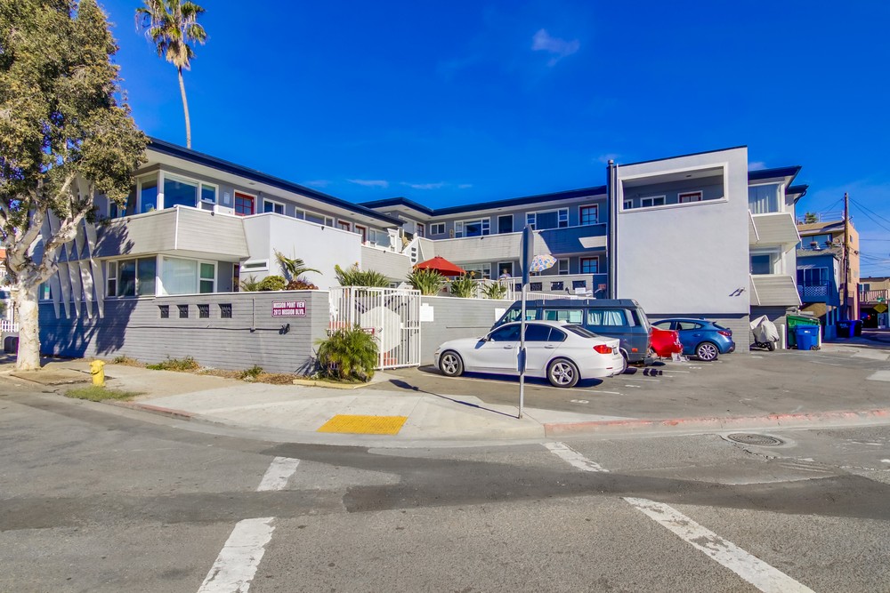 Virtual tour photo 1 of 30 for 2613 Mission Blvd #3