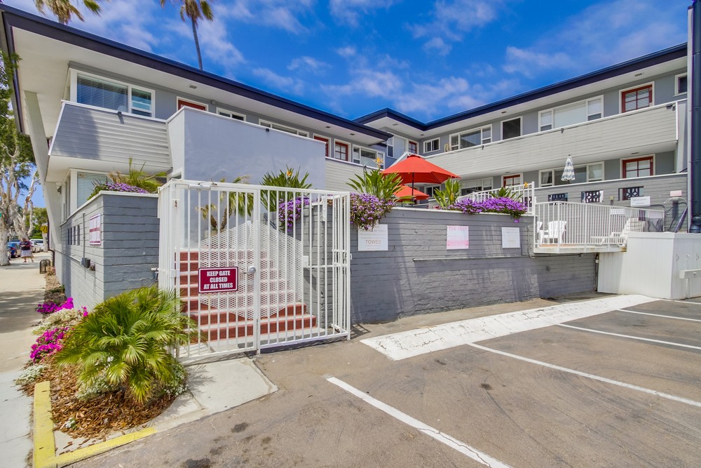 Virtual tour photo 5 of 51 for 2613 Mission Blvd #4
