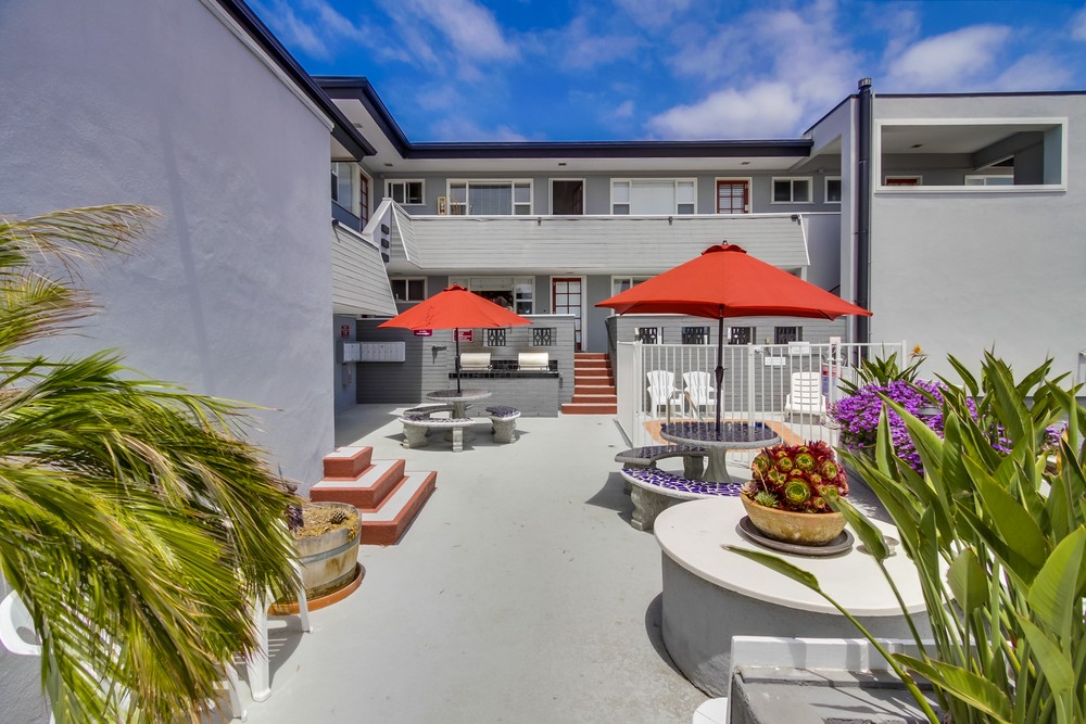 Virtual tour photo 14 of 51 for 2613 Mission Blvd #4
