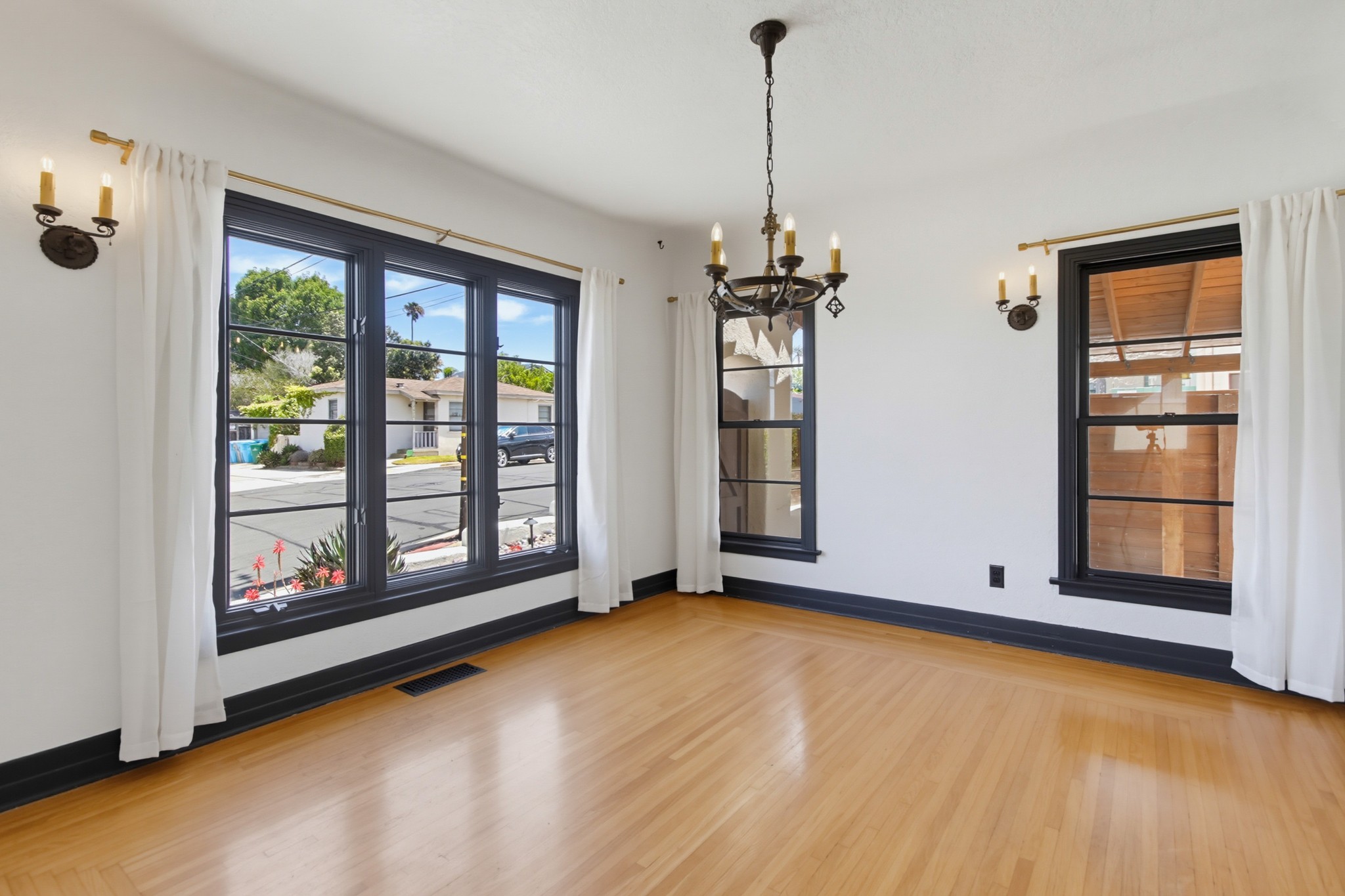 Virtual tour photo 11 of 72 for 2615 Myrtle Ave