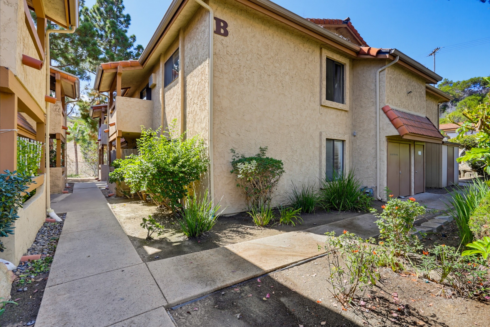 Virtual tour photo 1 of 26 for 265 Loma Alta Dr Unit B1