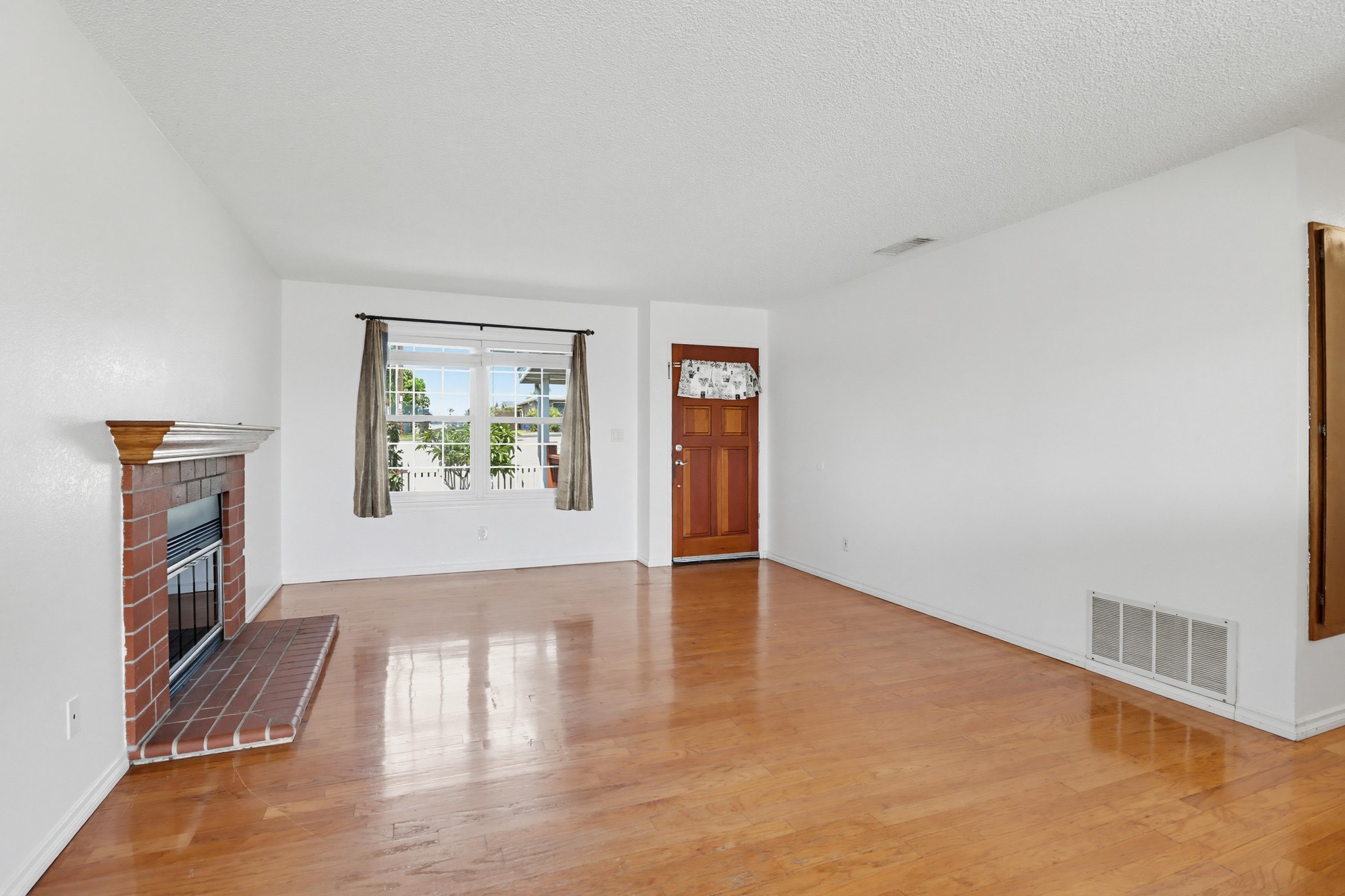 Virtual tour photo 12 of 46 for 2671 Buena Vista Ave