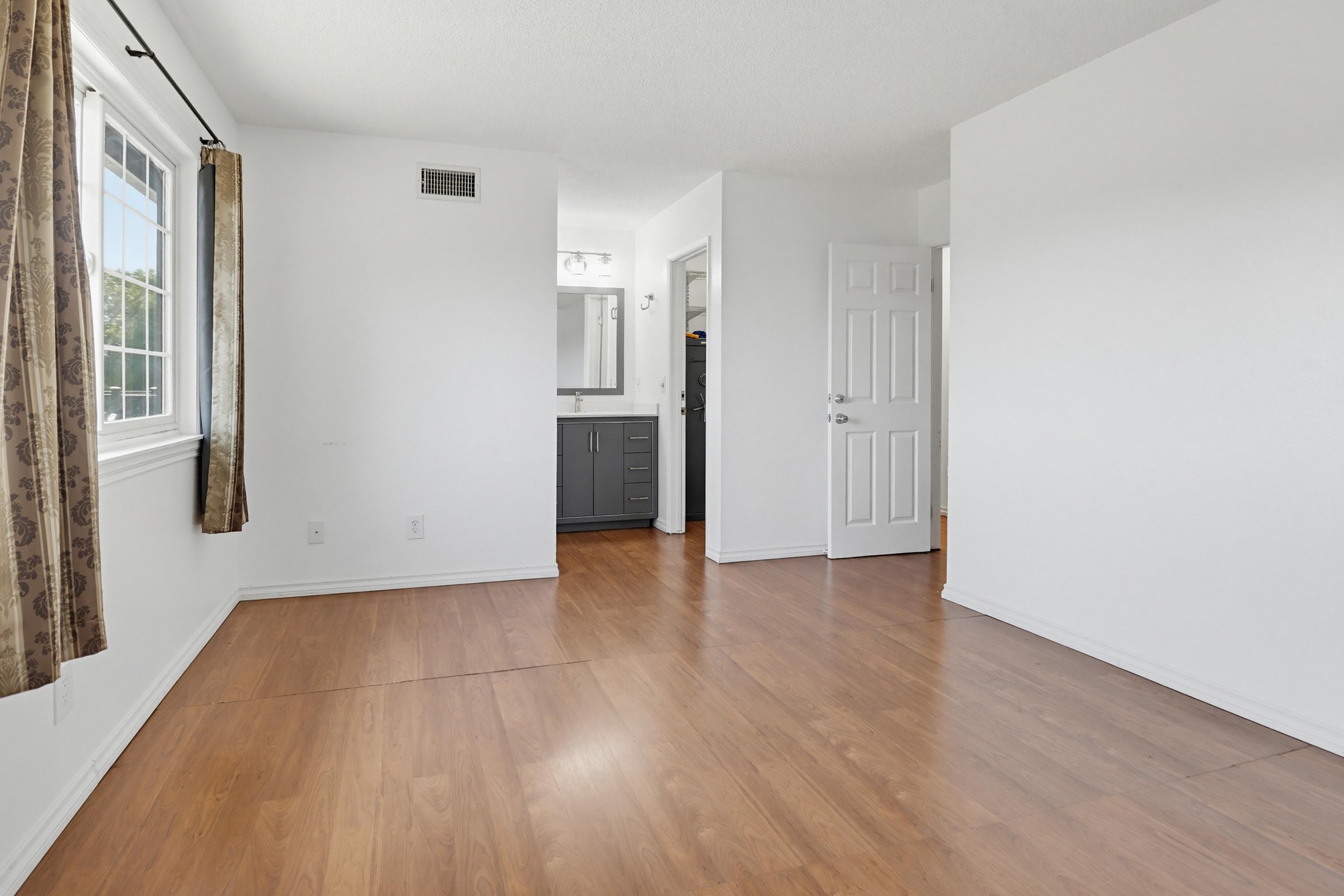 Virtual tour photo 30 of 46 for 2671 Buena Vista Ave