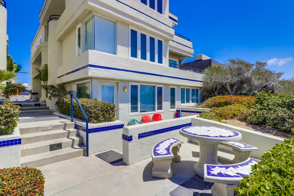 Virtual tour photo 5 of 43 for 2687 Ocean Front Walk