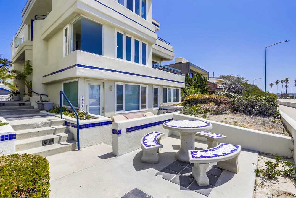 Virtual tour photo 5 of 40 for 2687 Ocean Front Walk