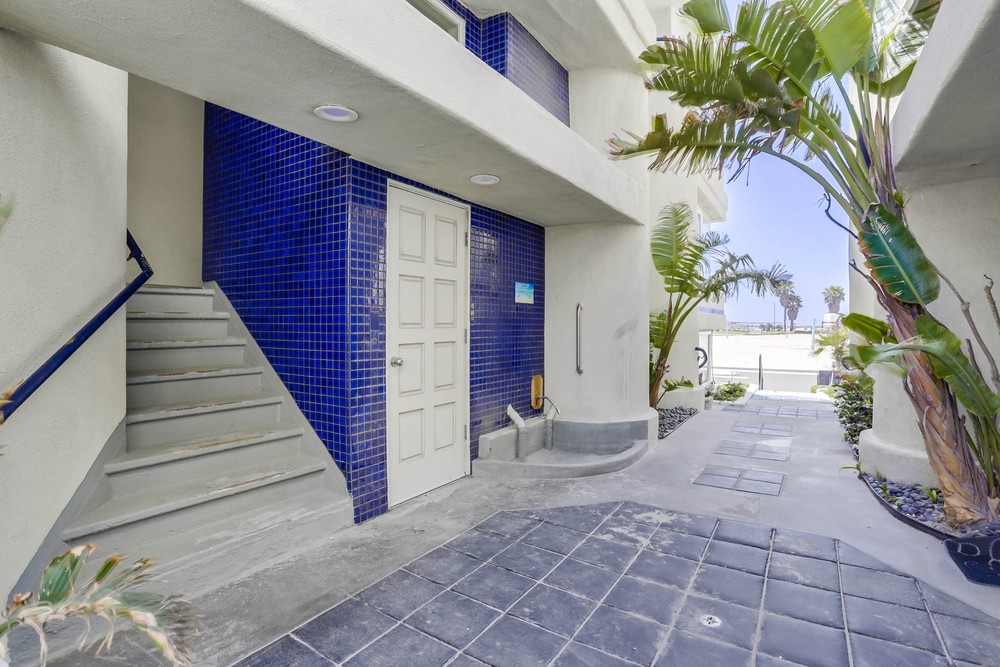 Virtual tour photo 7 of 40 for 2687 Ocean Front Walk