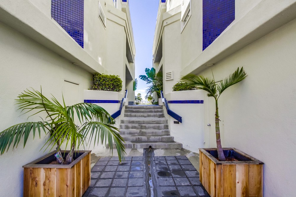 Virtual tour photo 7 of 45 for 2695 Ocean Front Walk