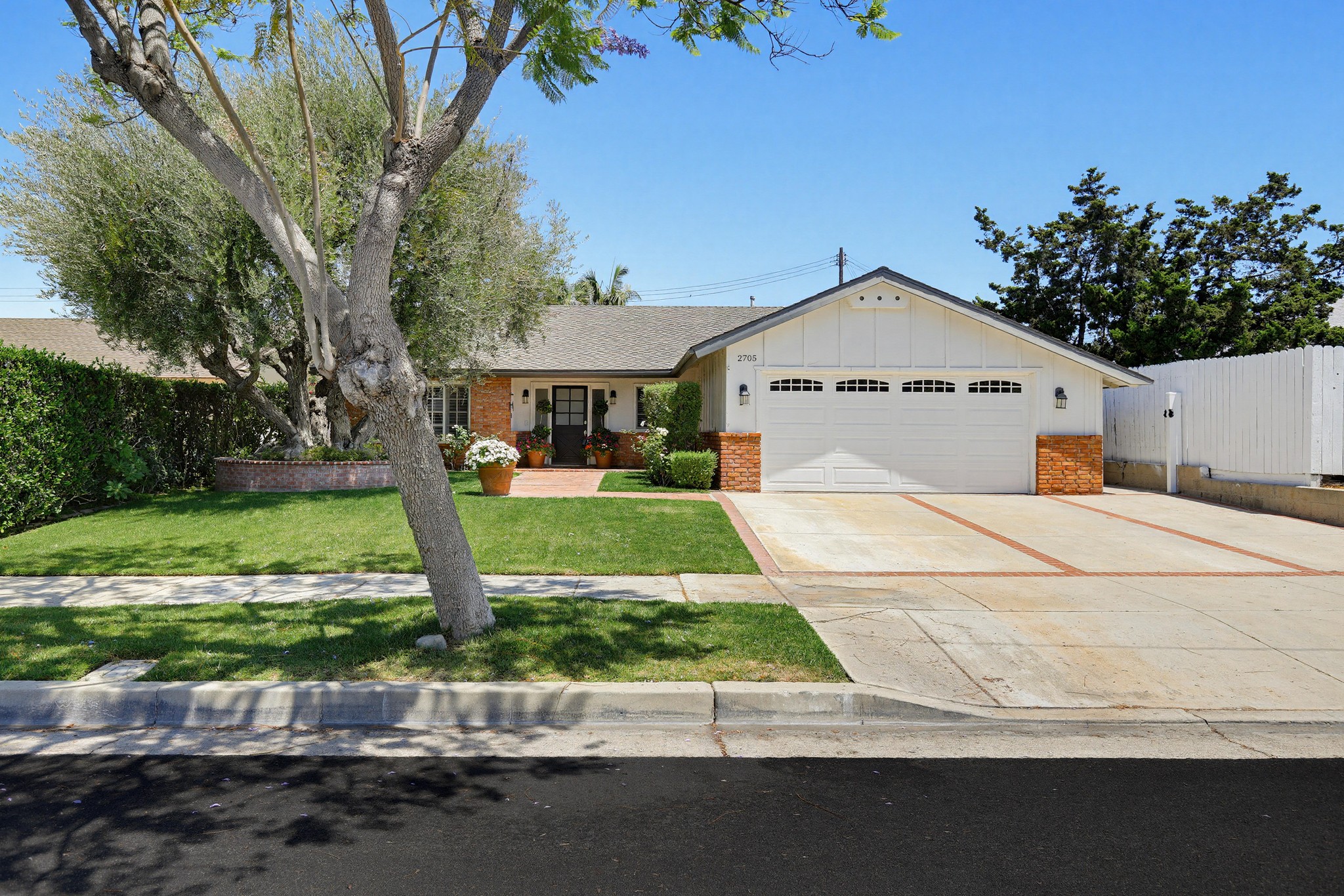 Virtual tour photo 1 of 65 for 2705 E Jacaranda Ave