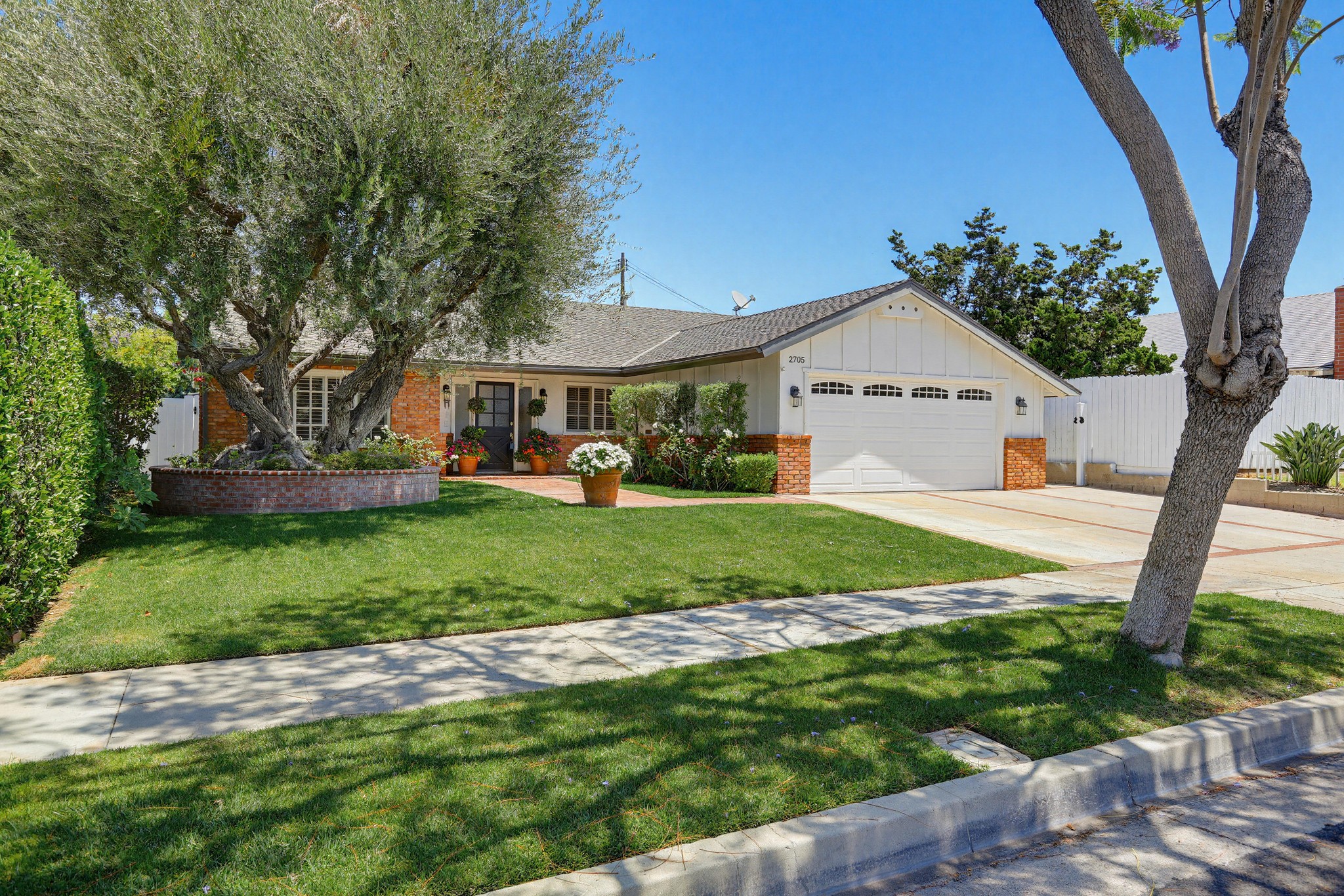 Virtual tour photo 4 of 65 for 2705 E Jacaranda Ave