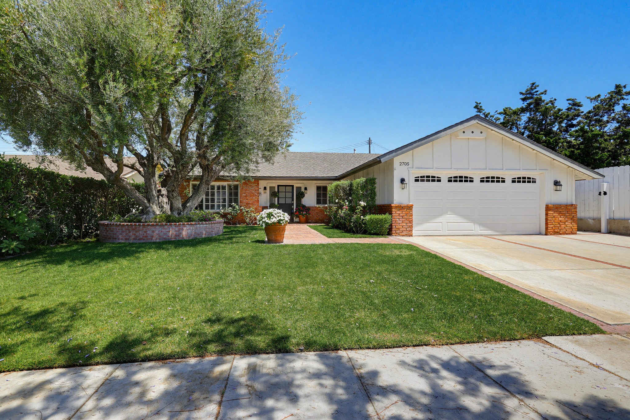 Virtual tour photo 5 of 65 for 2705 E Jacaranda Ave
