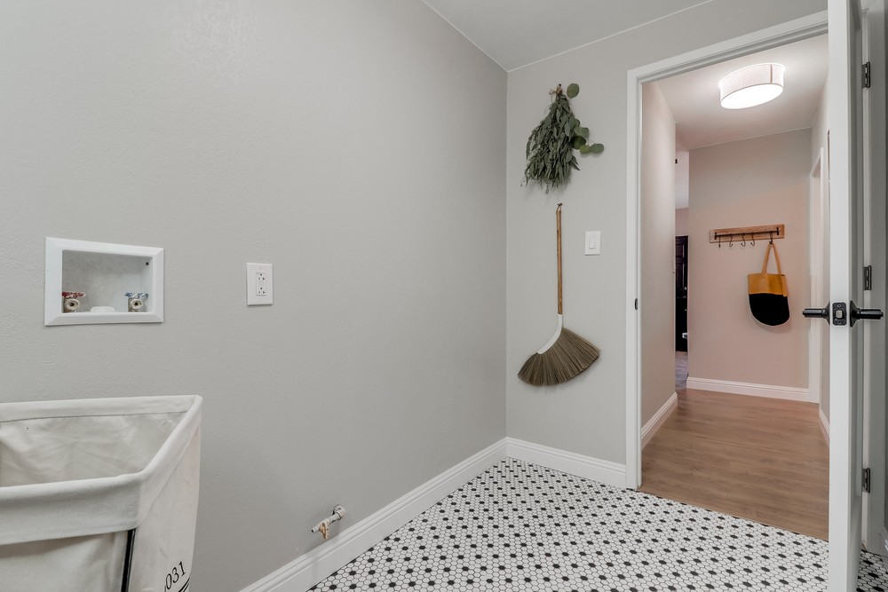 Virtual tour photo 27 of 38 for 2717 Island Ave