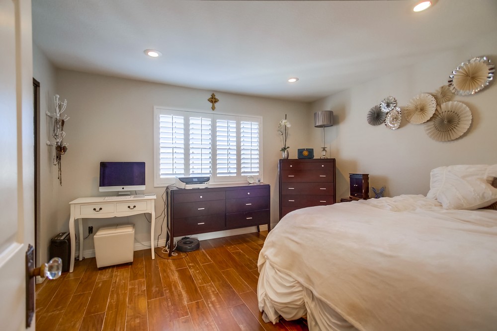 Virtual tour photo 37 of 51 for 2828 Famosa Blvd #305