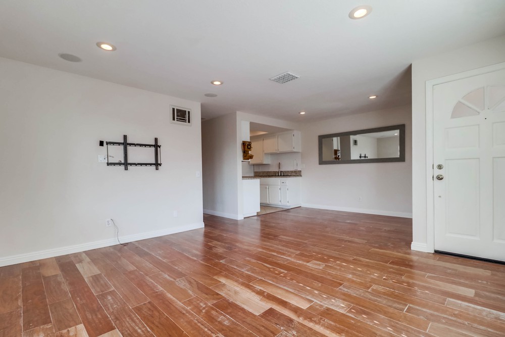 Virtual tour photo 12 of 38 for 2828 Famosa Blvd UNIT 305